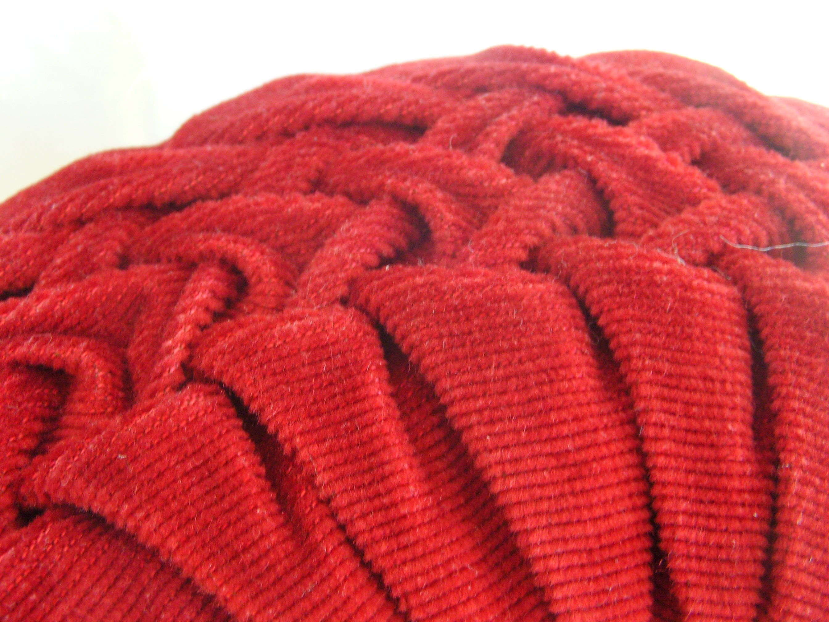 Round cushion in pleated velvet red vintage