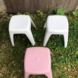 Série de 3 tabourets ancien en plastique blanc & rose vintage