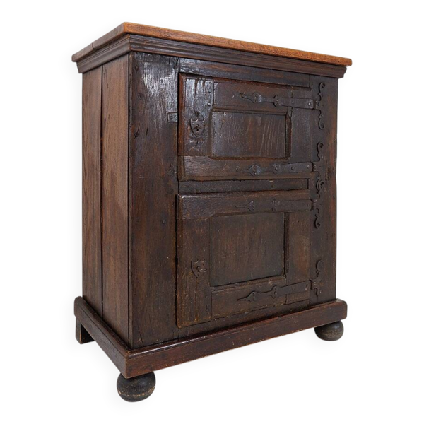 Petit buffet rustique en bois massif - 2 portes et pieds boules.