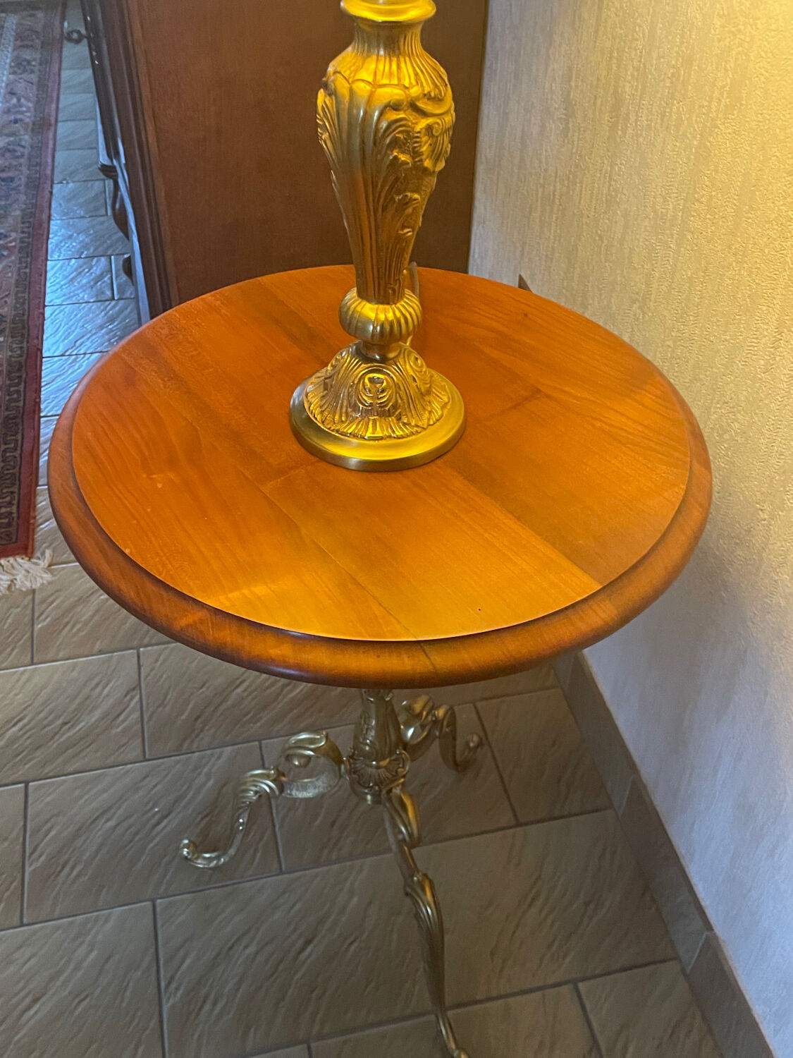 Lot of a guéridon and a gilded bronze lamp.