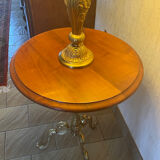 Lot of a guéridon and a gilded bronze lamp.