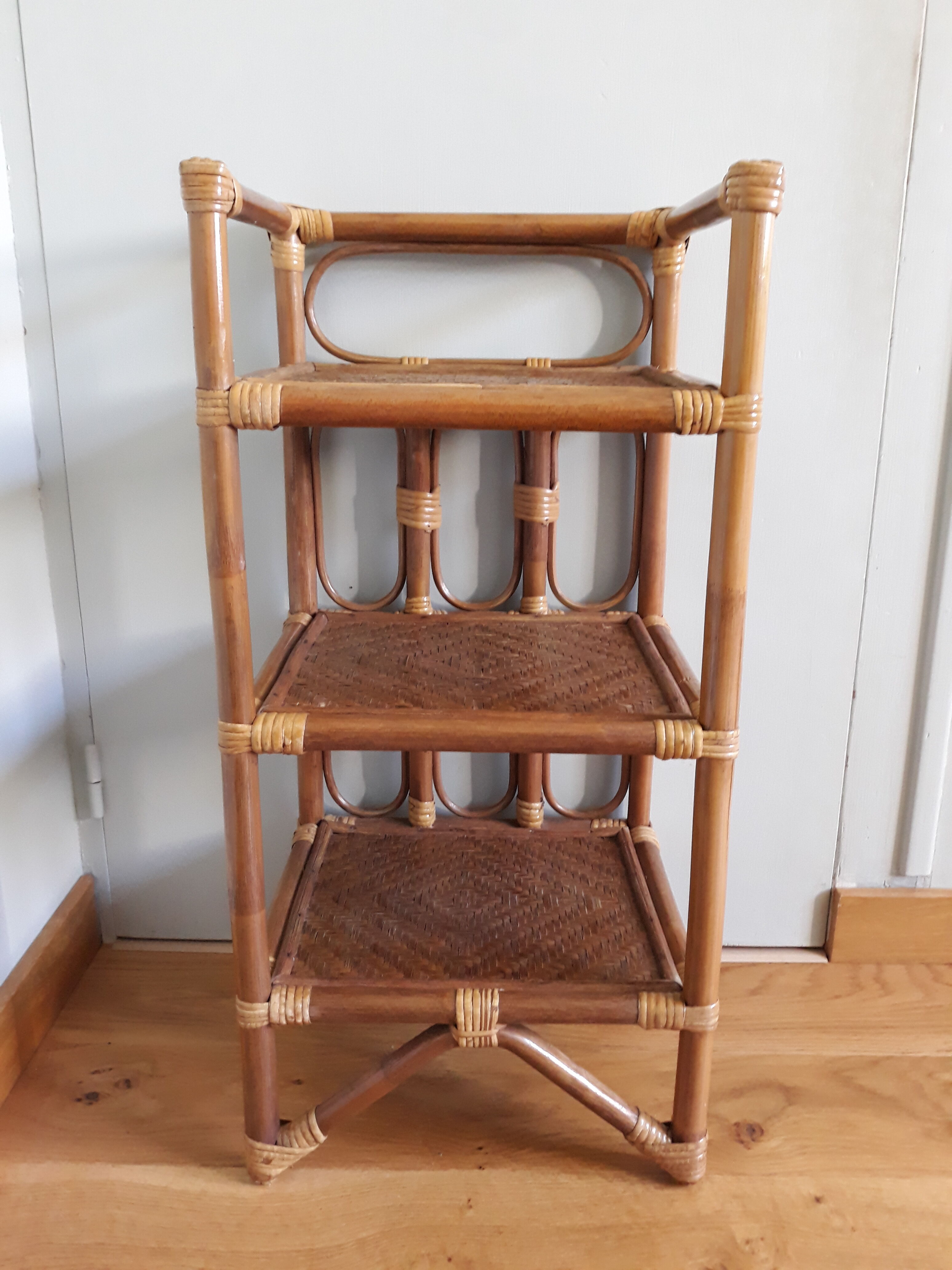 Light rattan shelf with canning