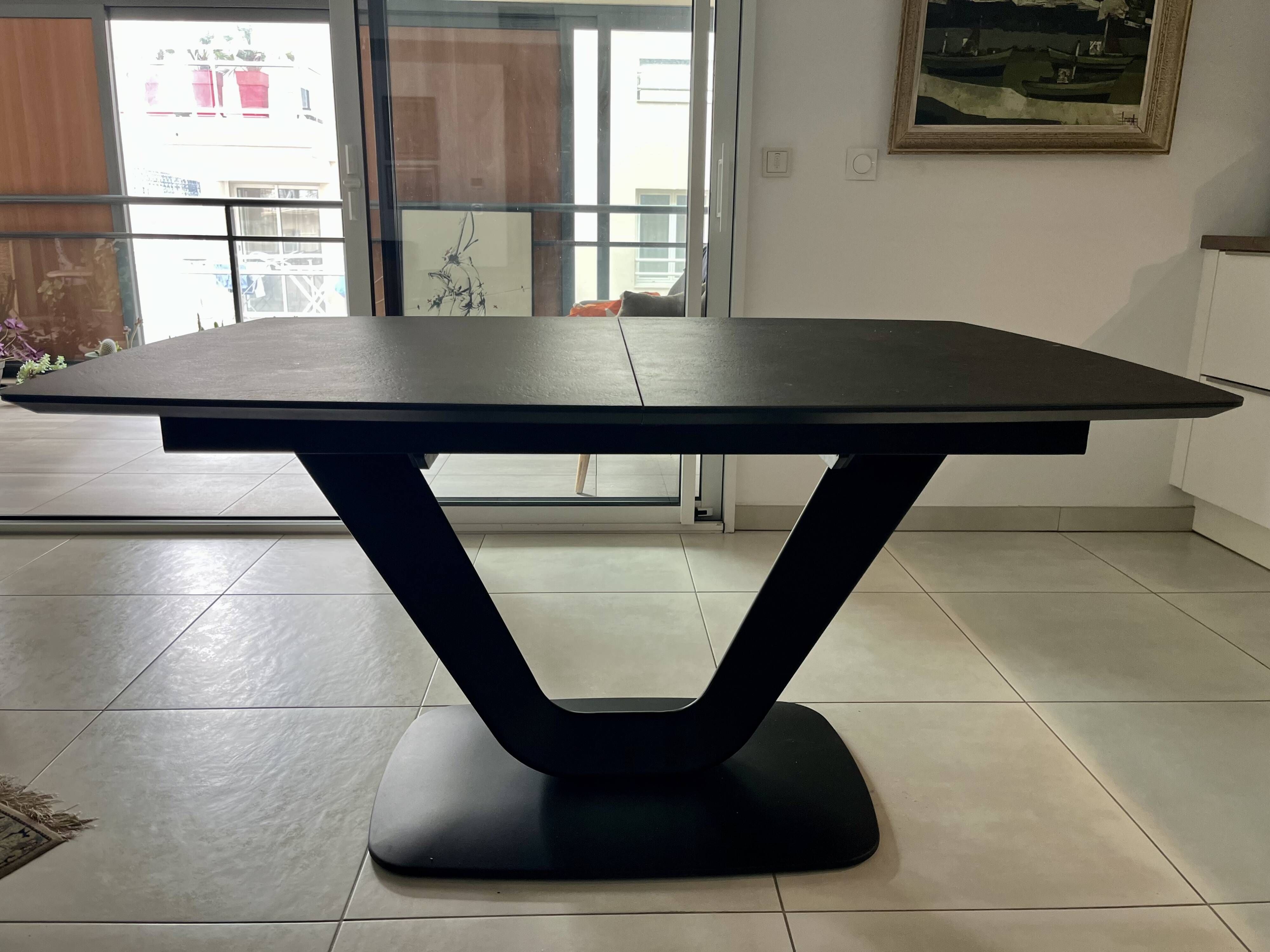 Extendable dining table