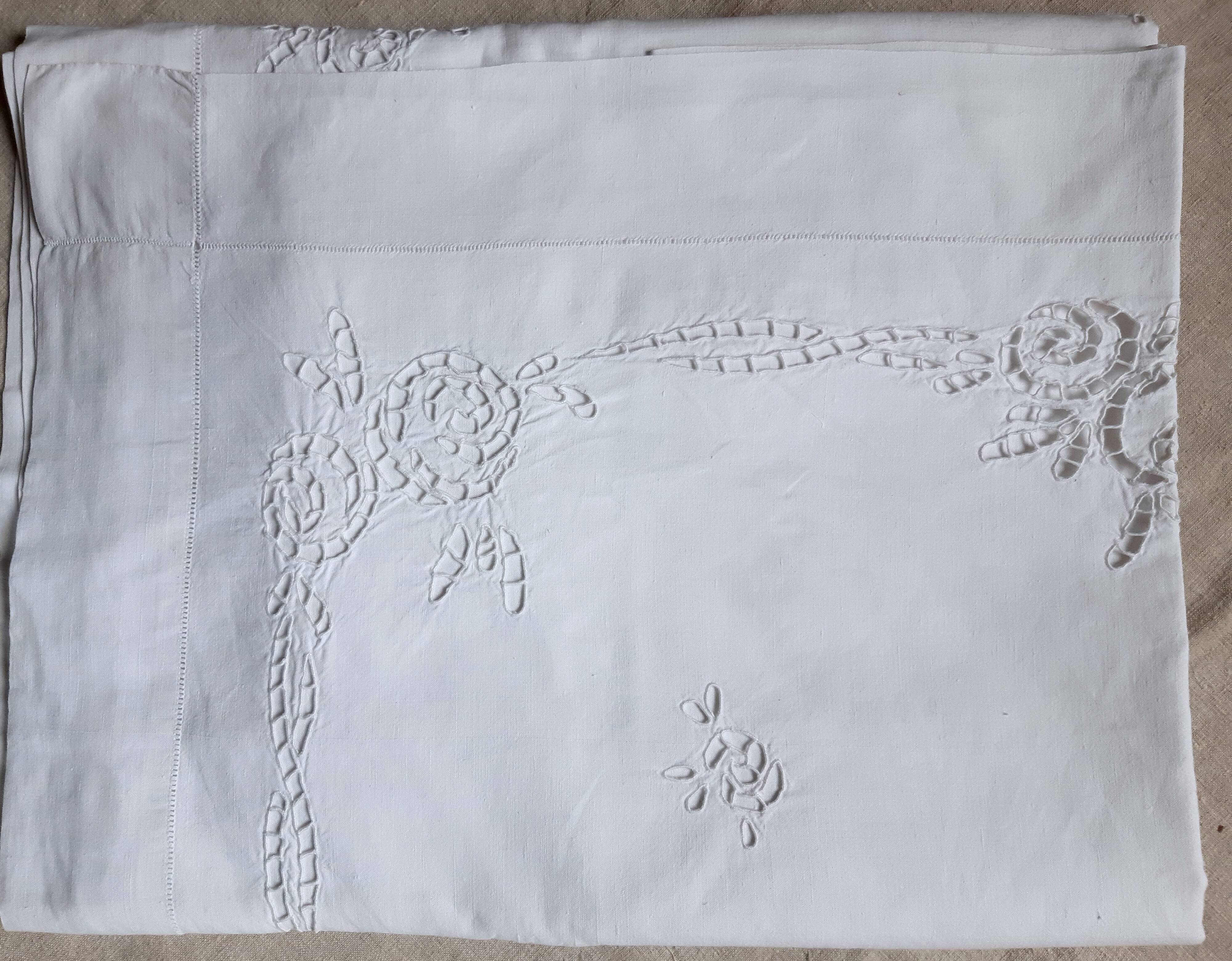 Cotton sheet embroidered Richelieu monogrammed "M"