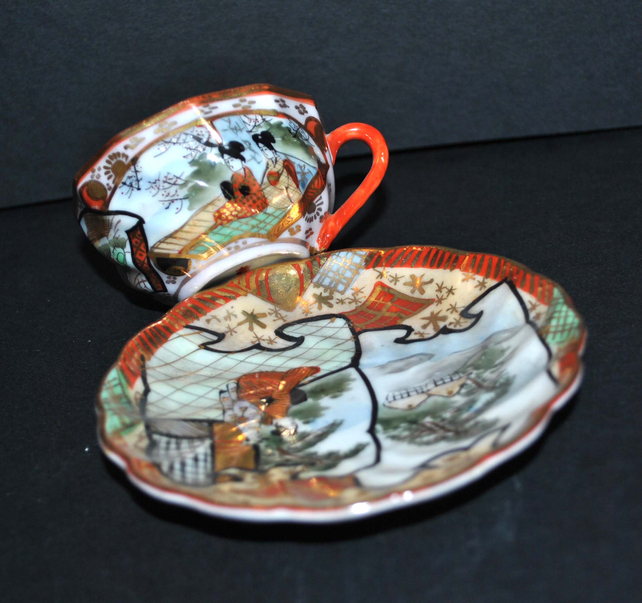 Polylobed Japanese porcelain cup - hand-painted geisha décor