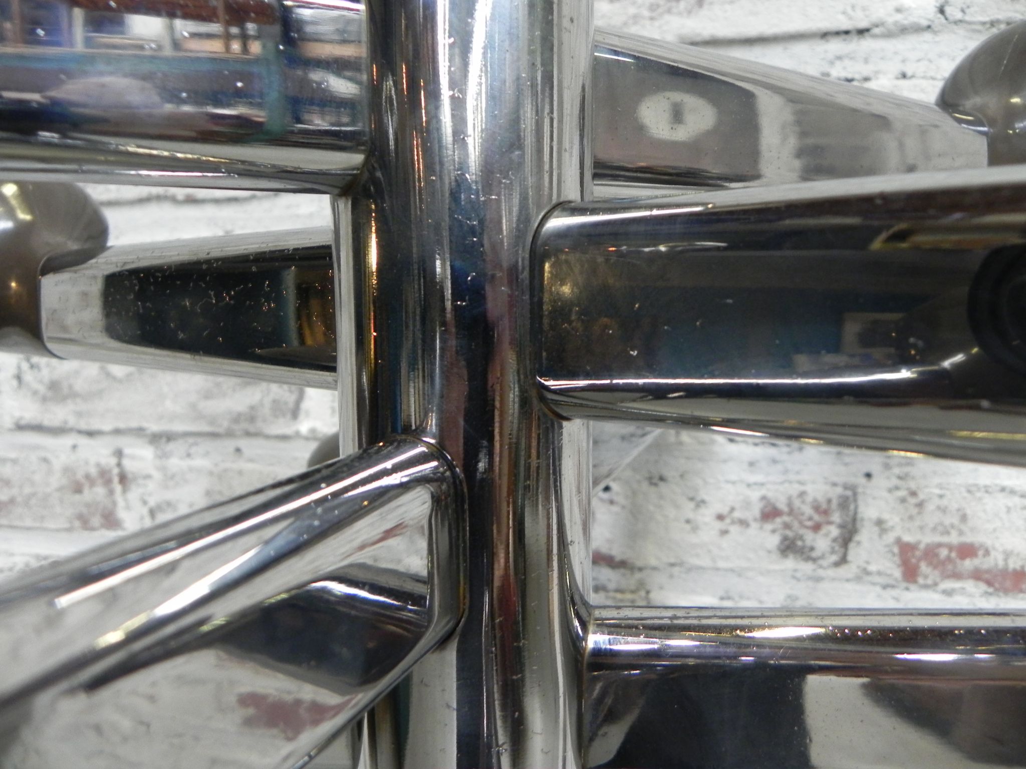 Porte-manteau debout de chrome de chrome de cru