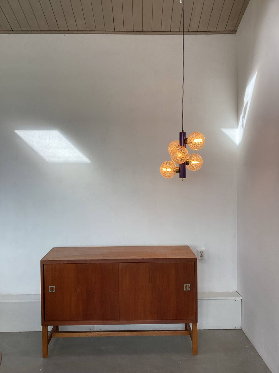 Pendant lamp space age purple light