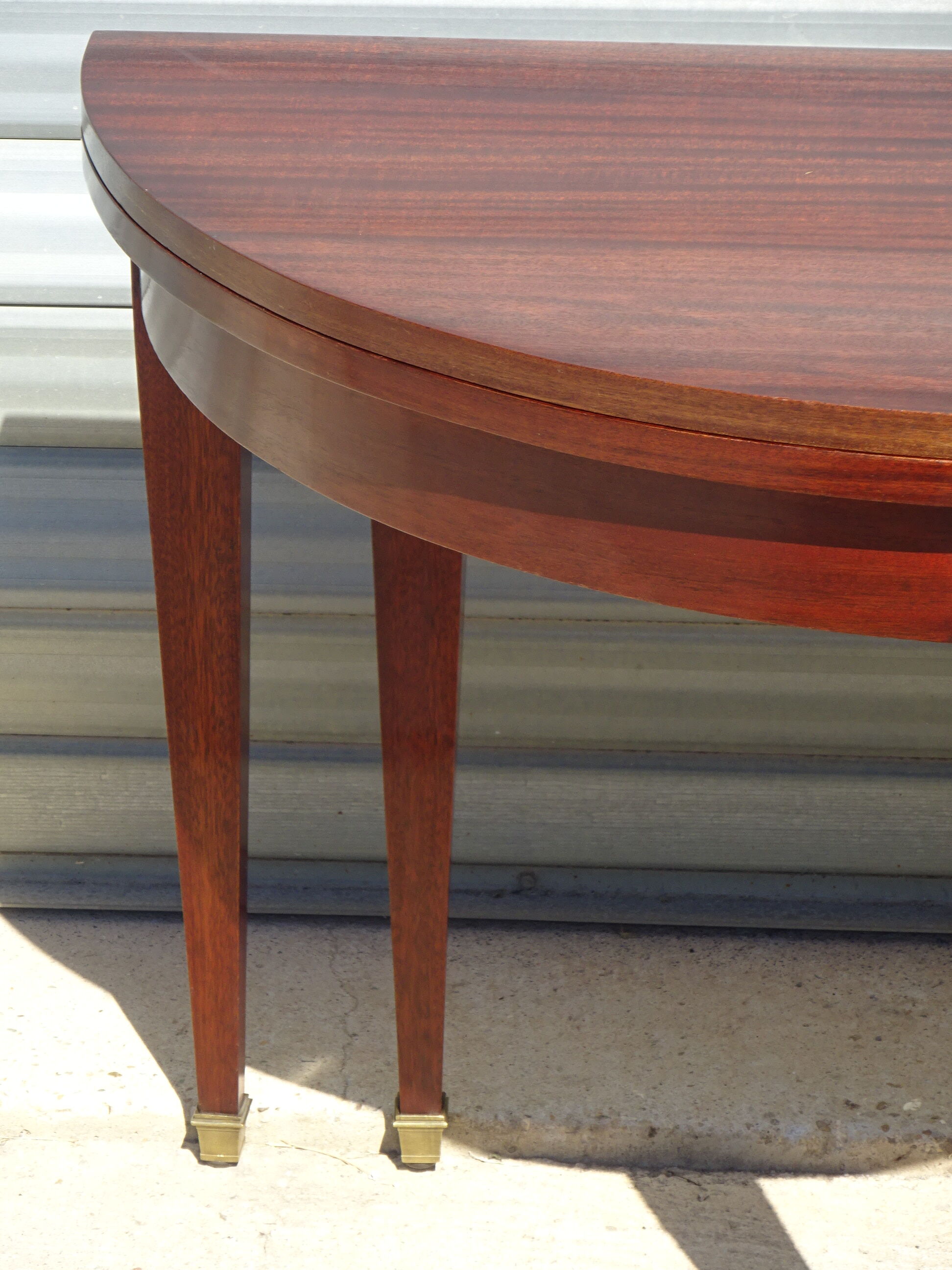 Half-moon console table, extendable in Empire style.