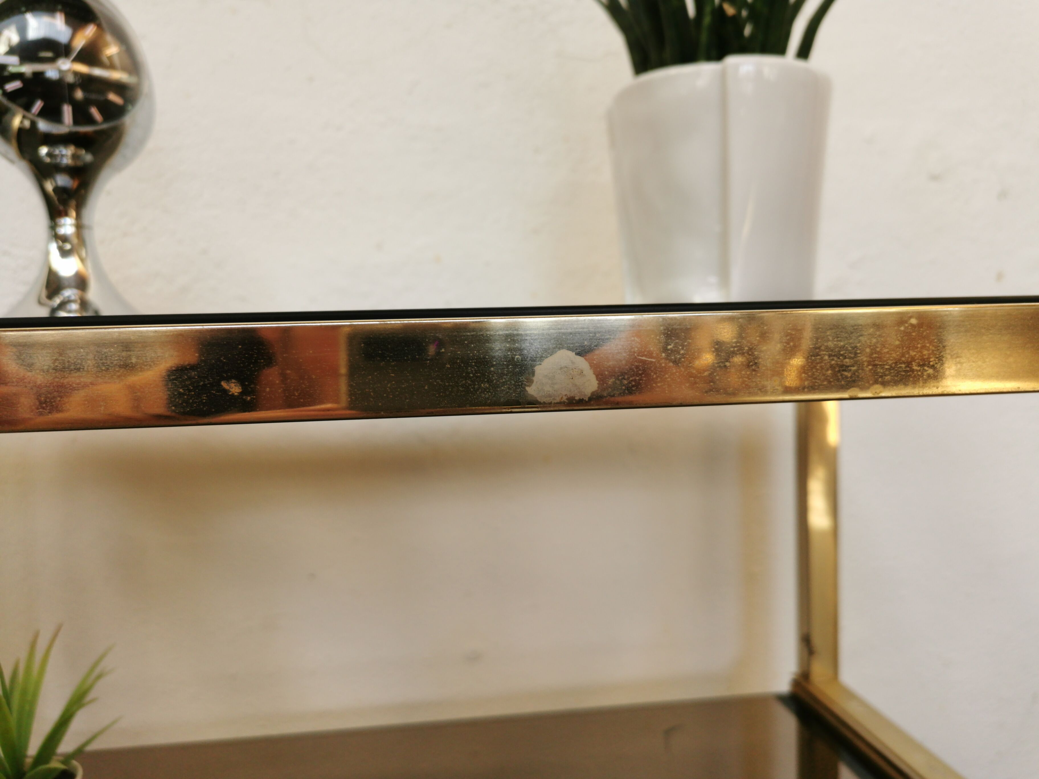 Serving table in brass and glass