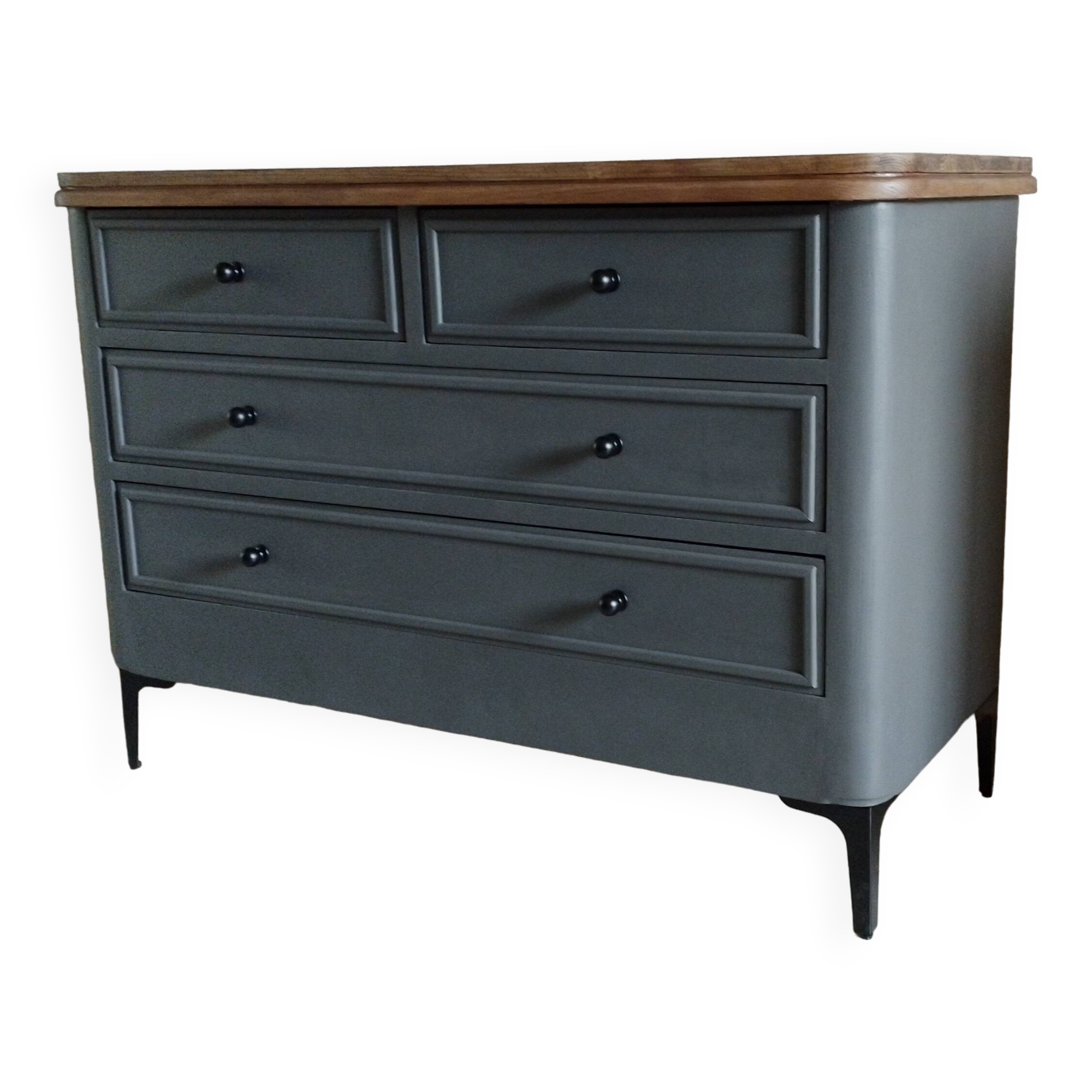 Chest of drawers with large drawers