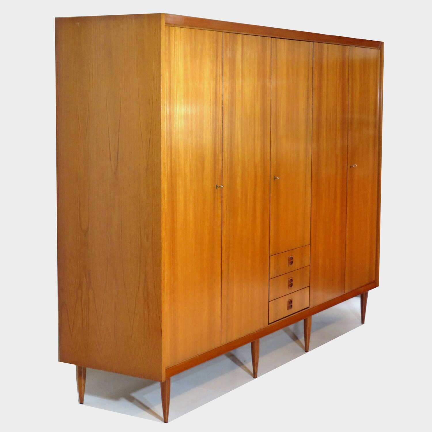 Grand armoire vintage moderne du milieu du siècle à 5 portes en teck, années 1960.