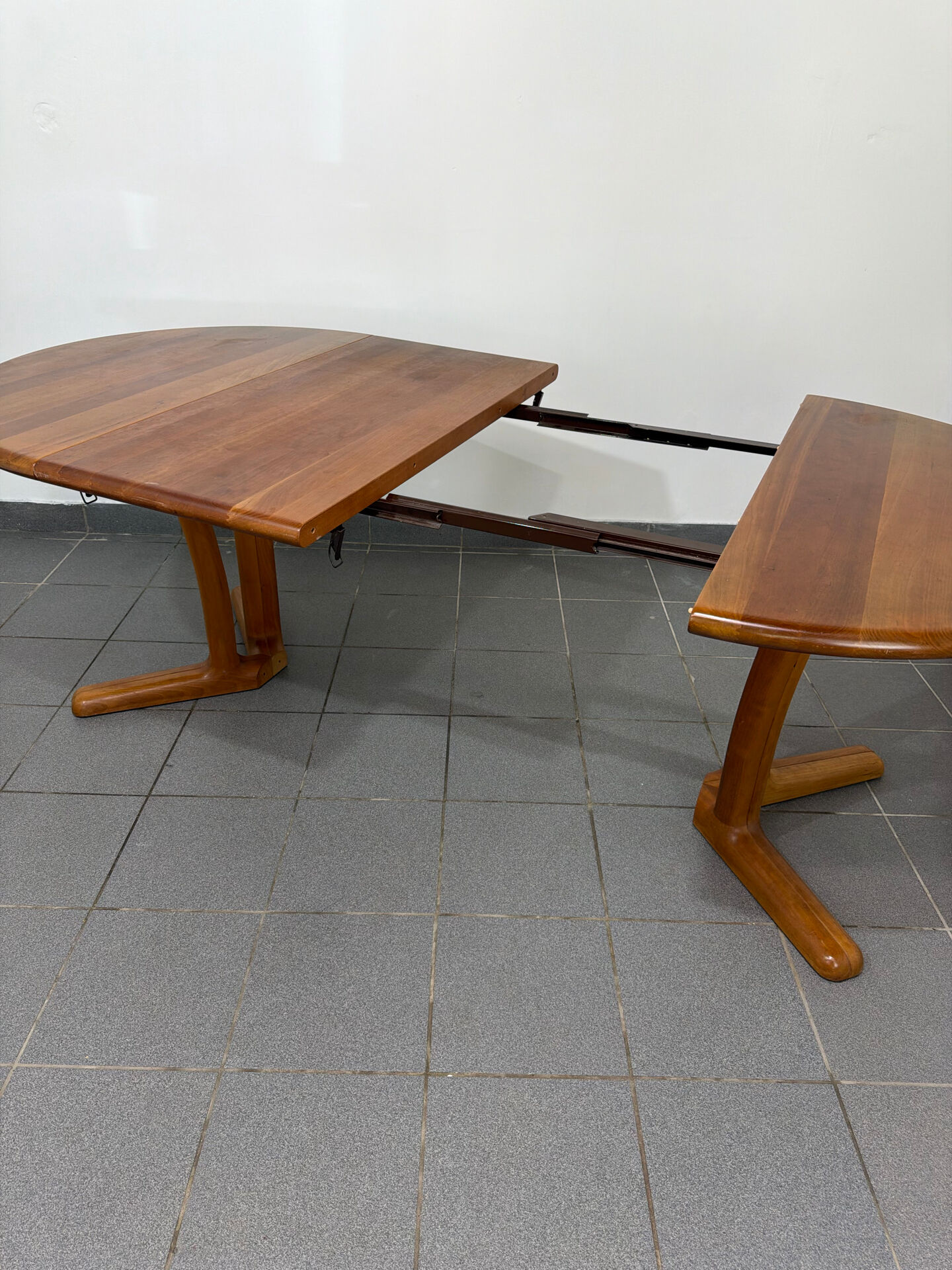 Dyrlund extendable round table in teak – Danish design – 4 to 6
