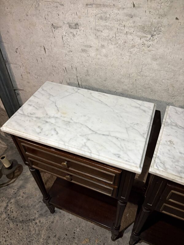 Paire de deux tables de chevet ancienne bois foncé et plateau marbre