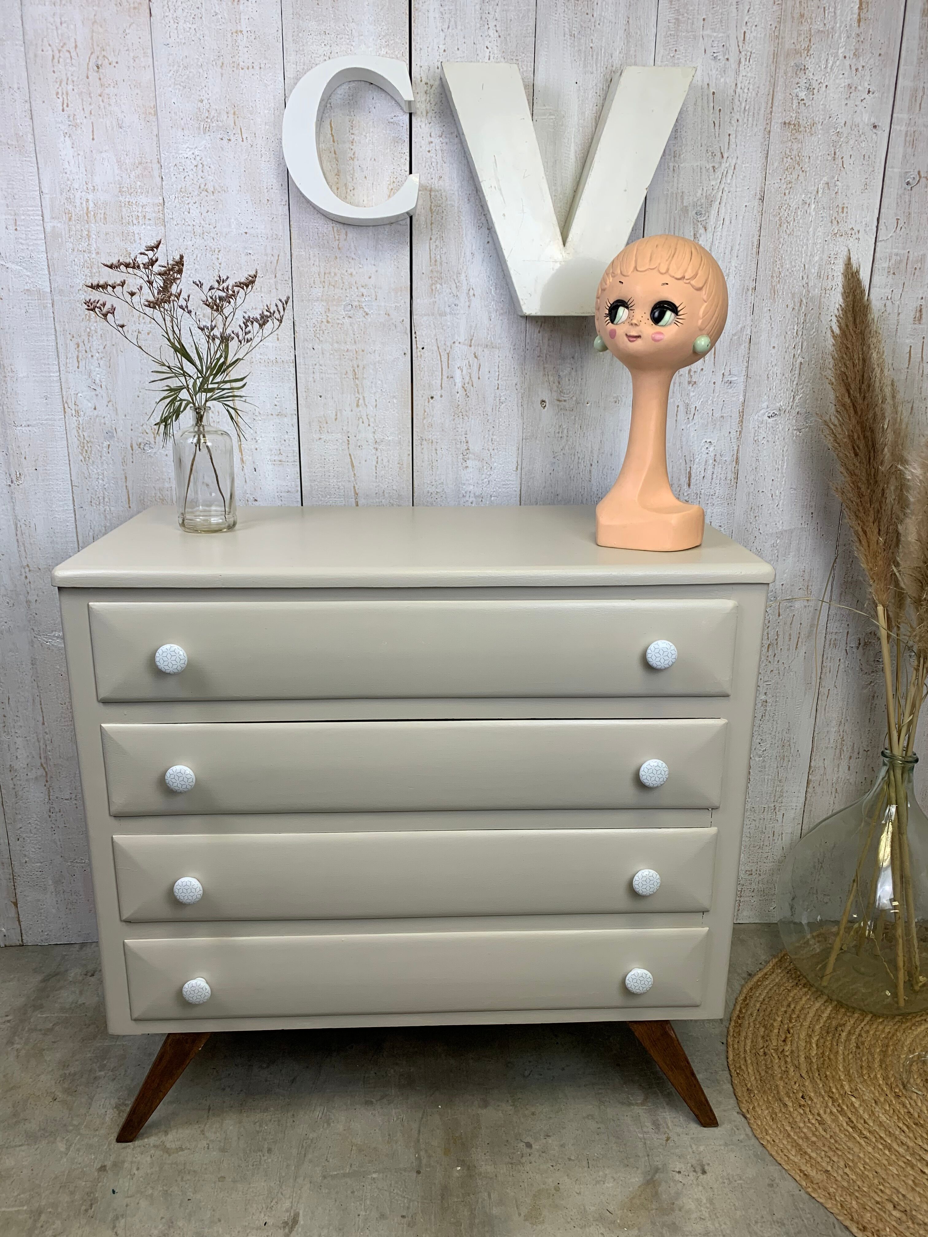 Dresser with compass feet