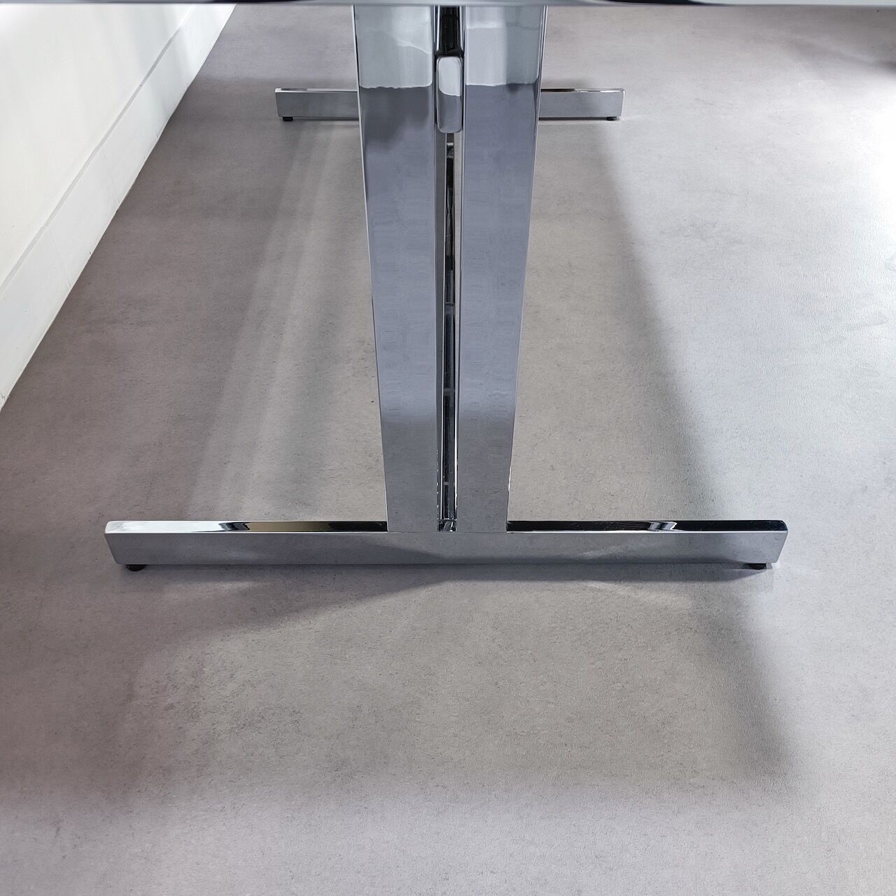 Extendable chrome dining table