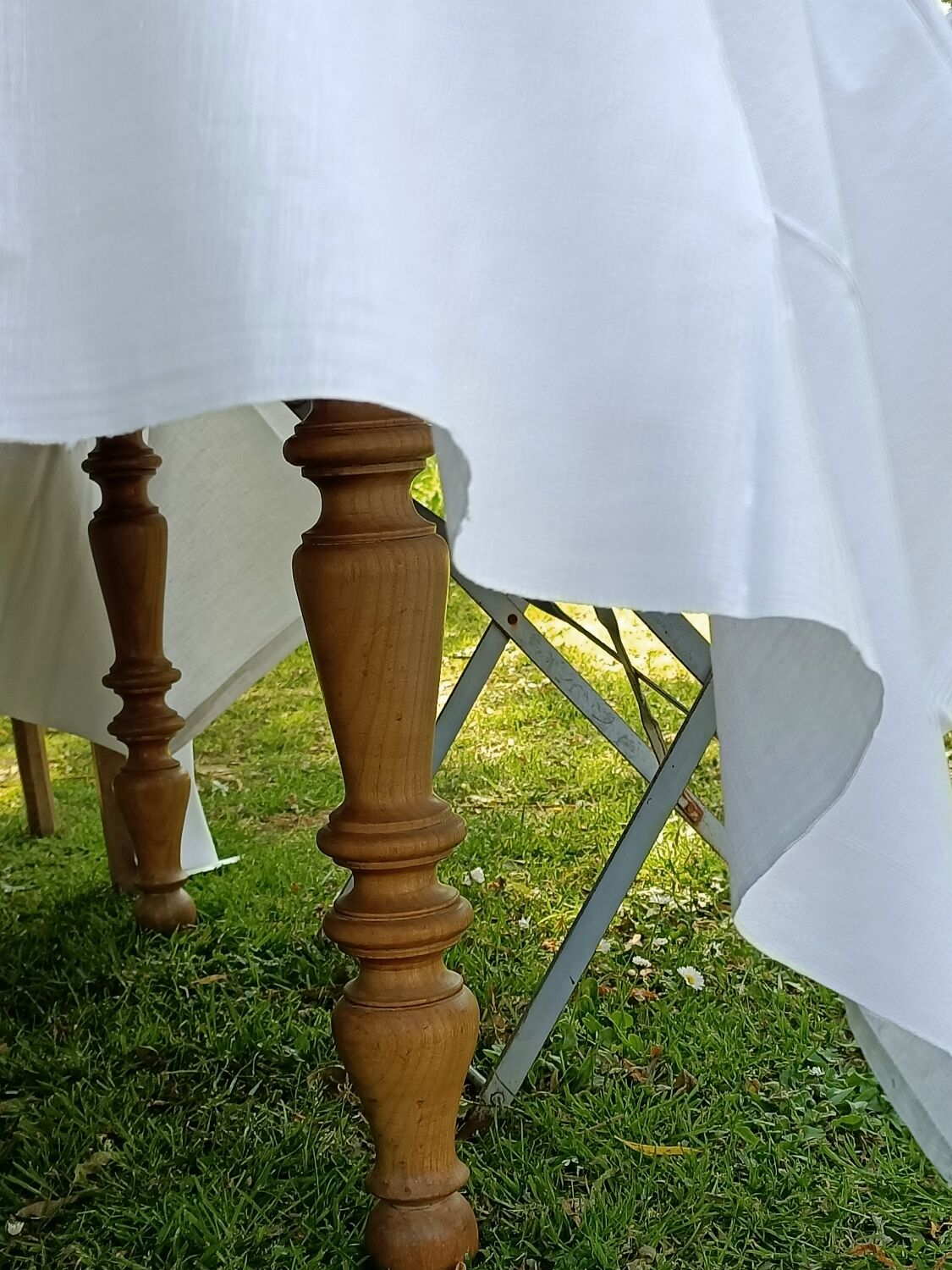 Extendable dining table