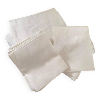 12 serviettes de table HP en coton blanc damassé .