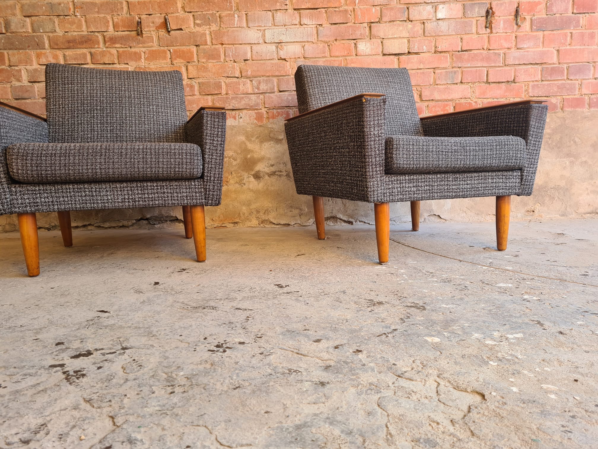 Paire de fauteuils club 70"