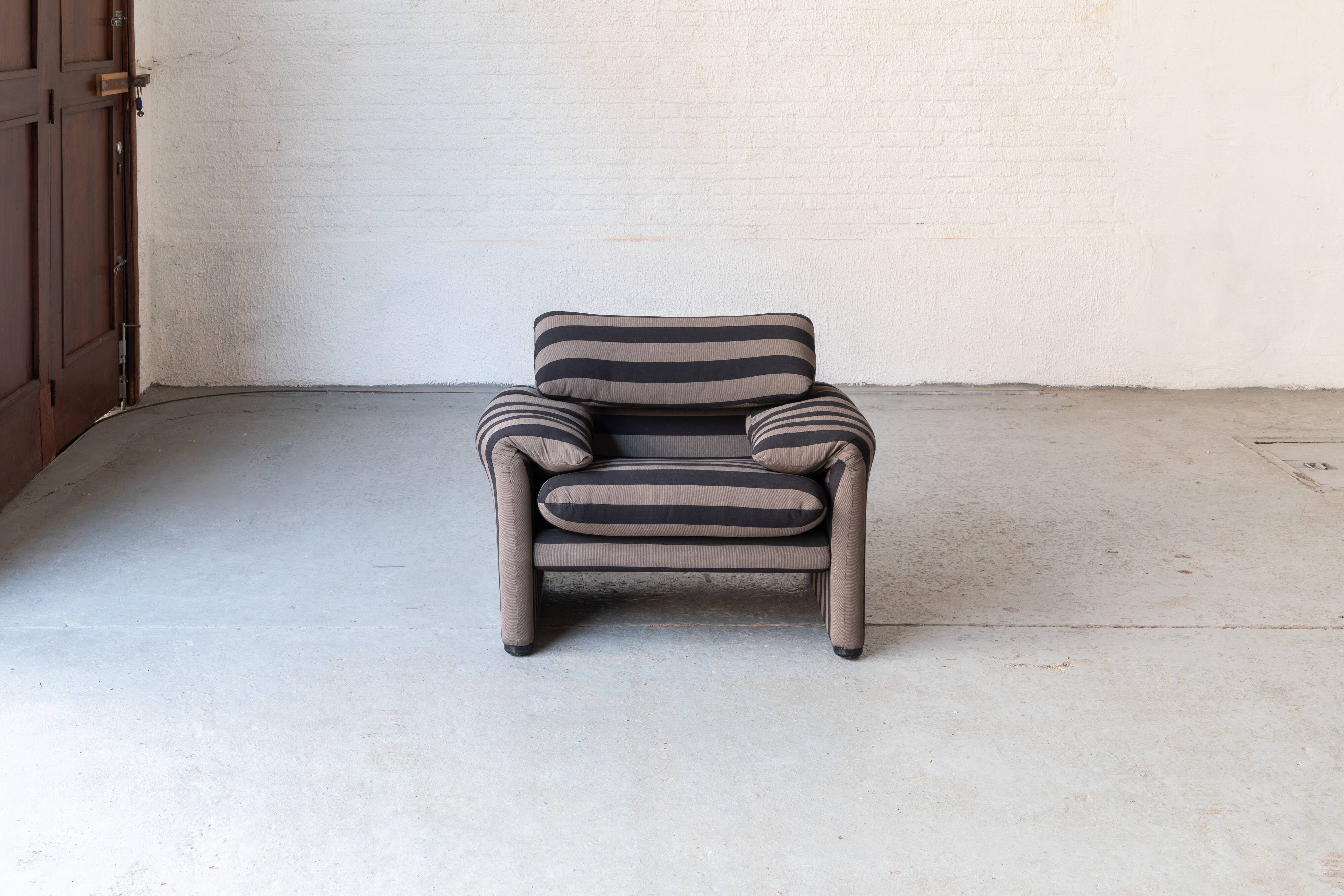 Set of 2 easy chairs 'Maralunga' by Vico Magistretti