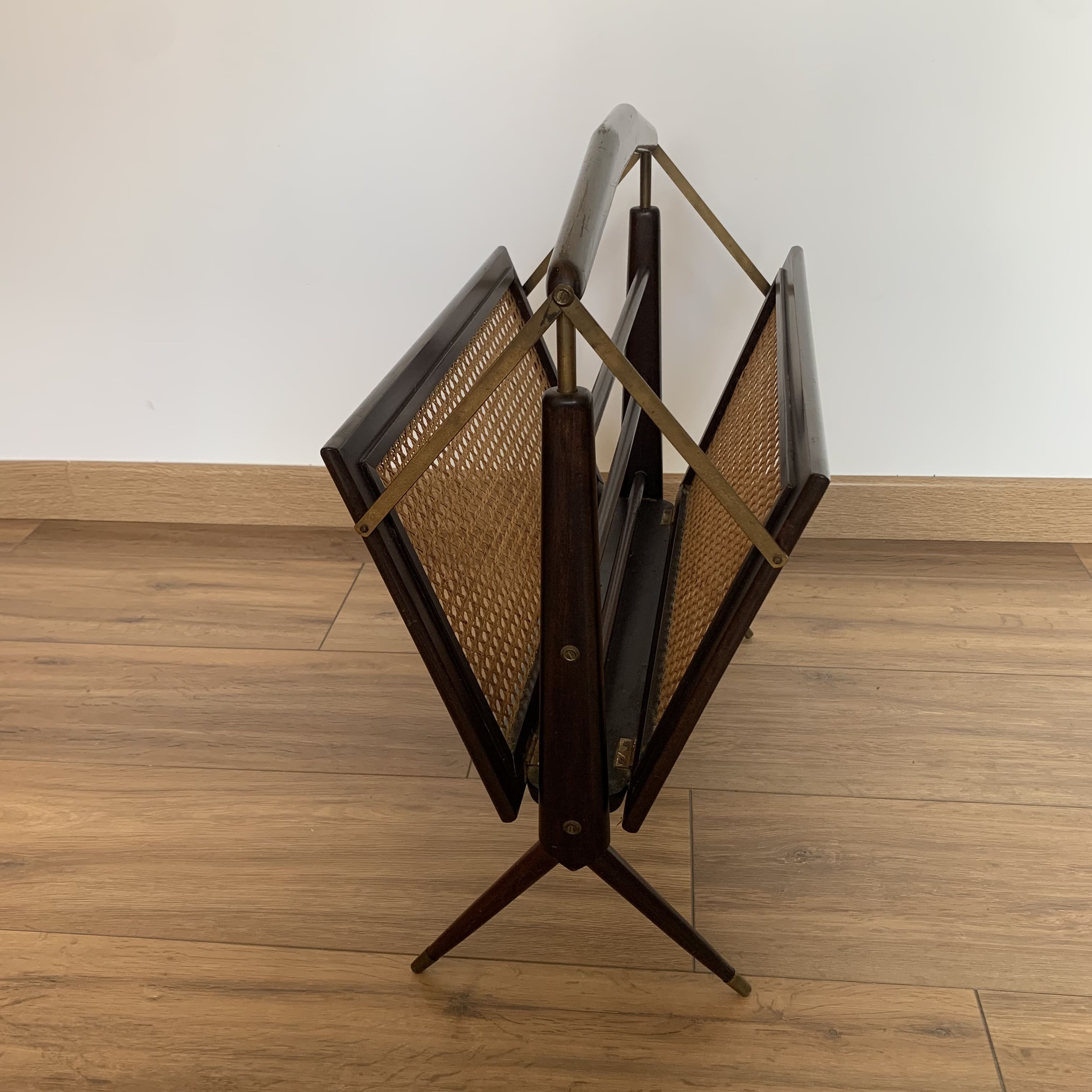 Folding magazine rack