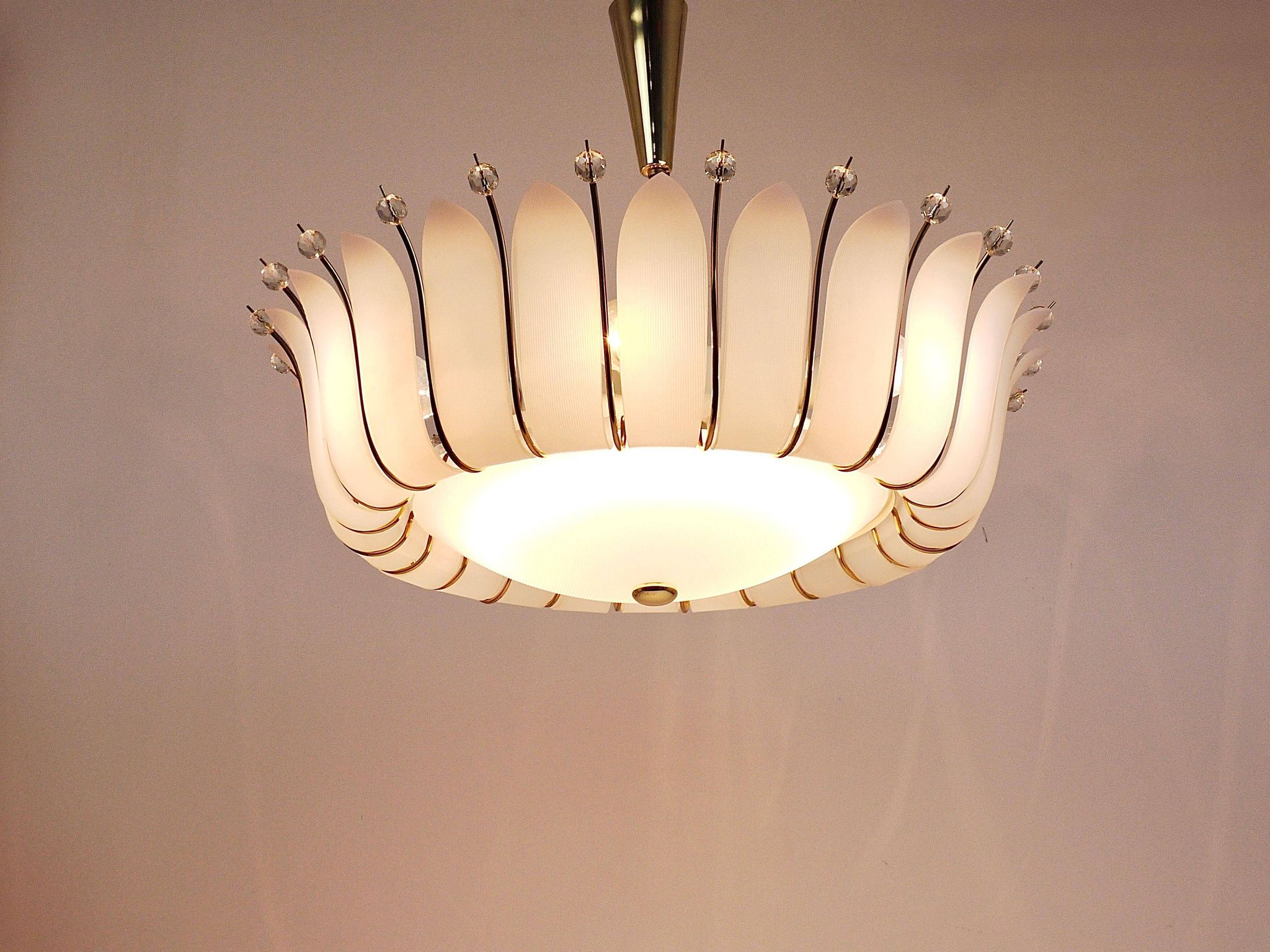 Grand chandelier Rupert Nikoll 27" mid-century brass with leaves, Austria, 1950.