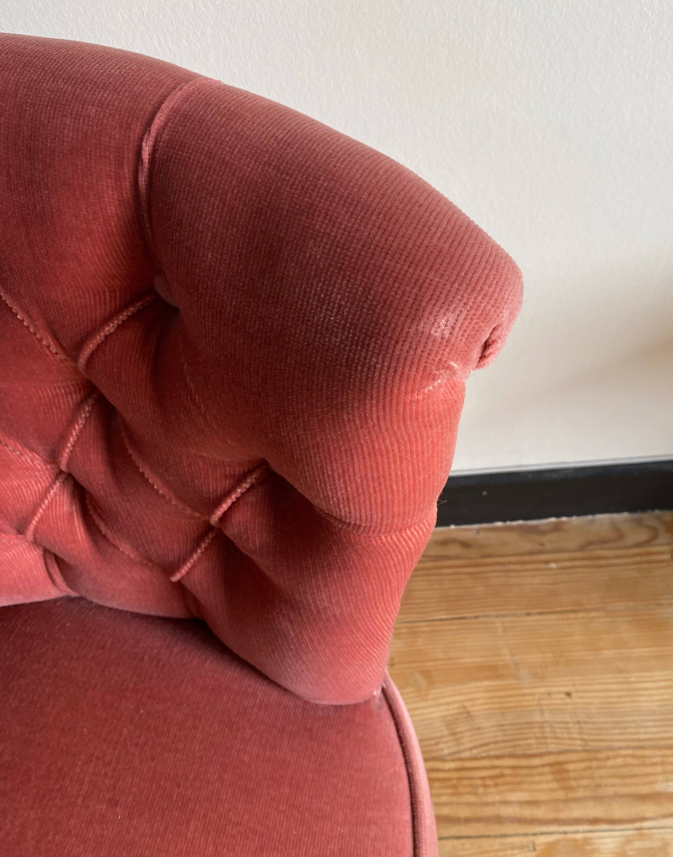 Mariette pink toad fireside chair