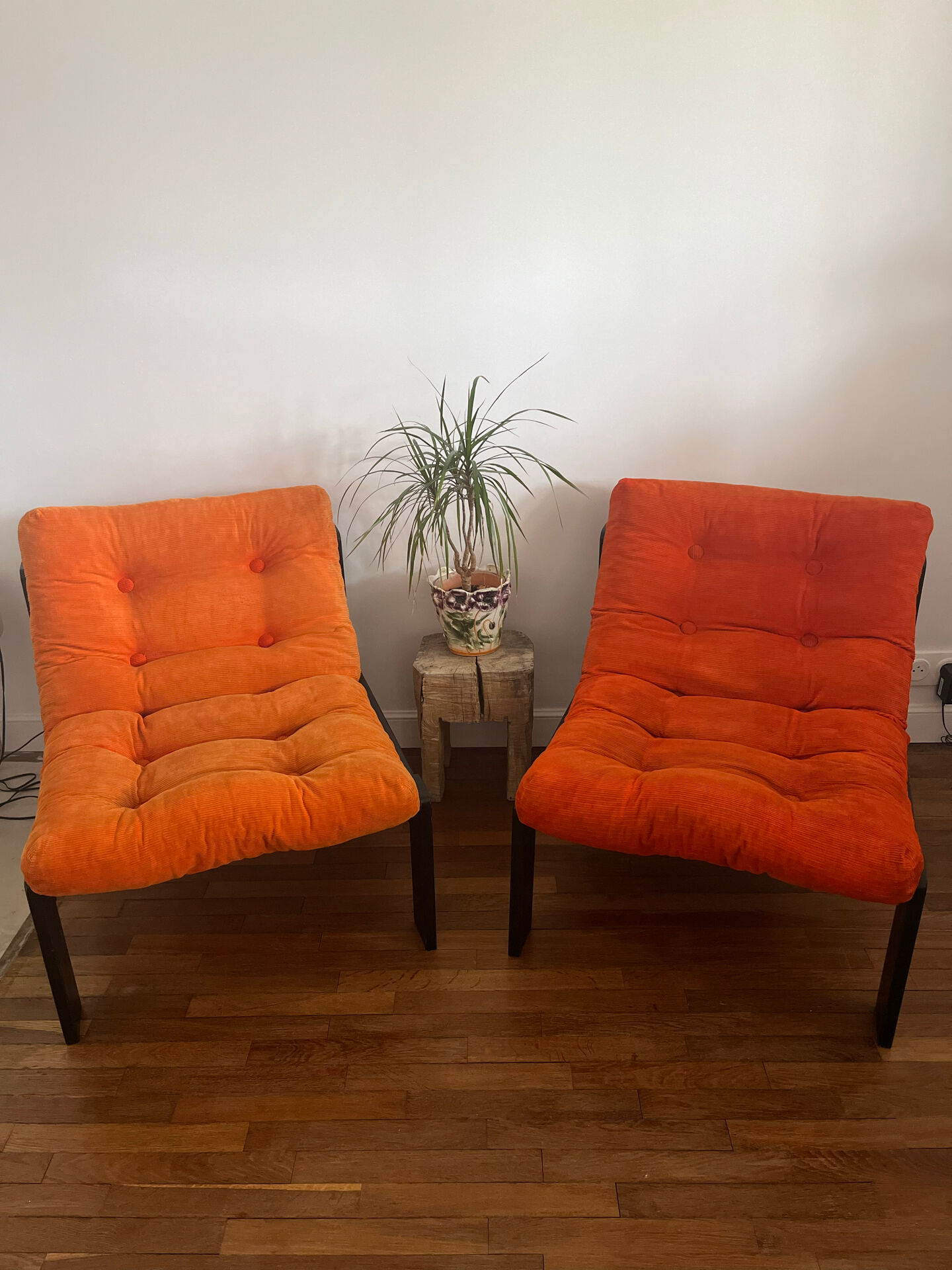 2 fauteuils en velours orange Vintage année 1974