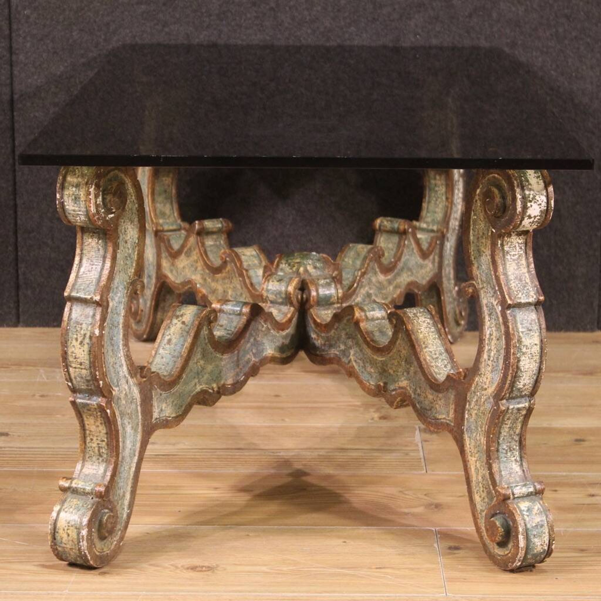 Table basse en bois laqué des années 1960