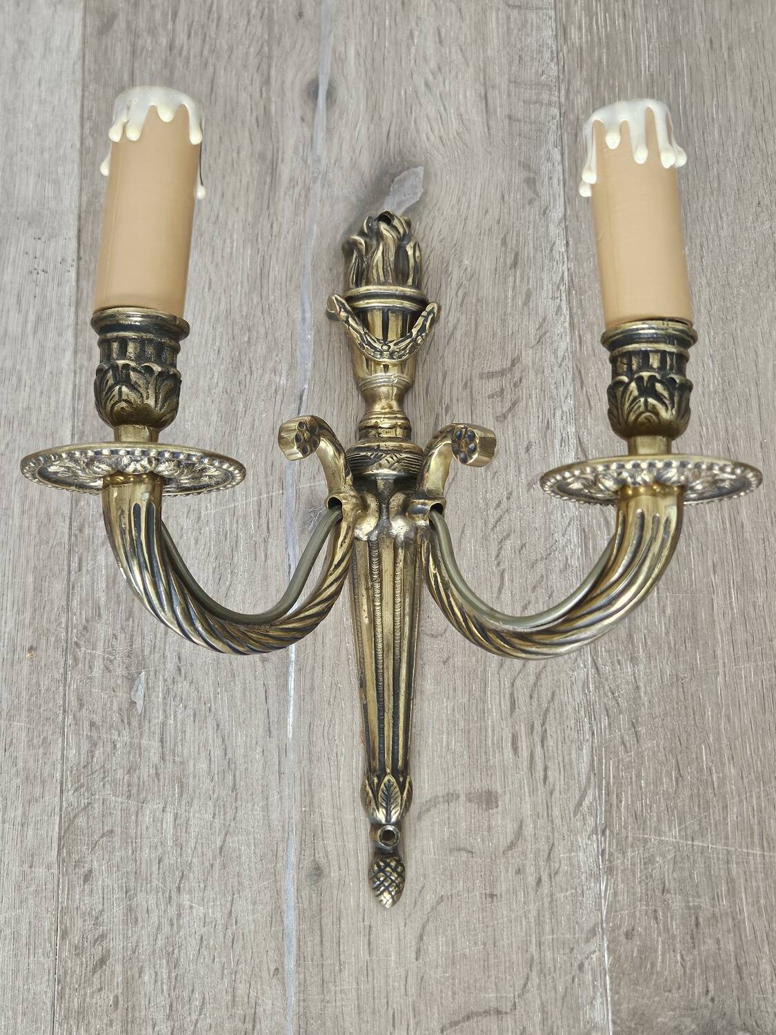 Rocaille style bronze wall lamp