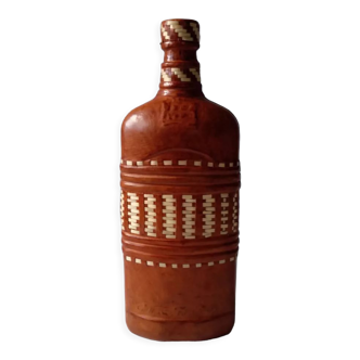 Bouteille vintage en verre recouverte de cuir marron clair et d'osier