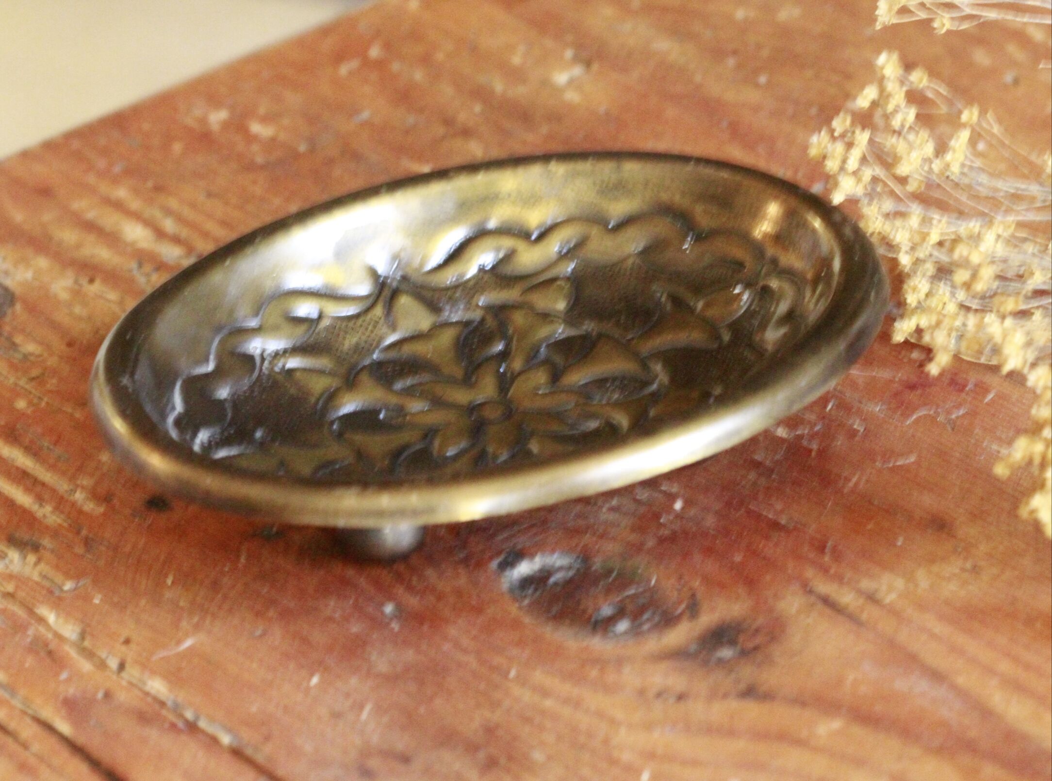 Metal soap dish