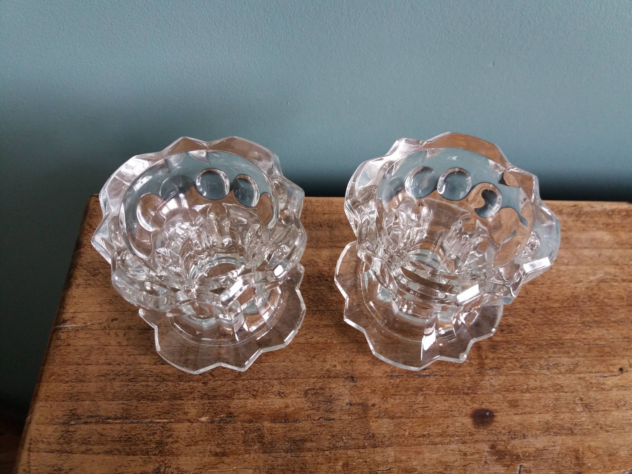 Paire de bougeoirs en verre de Reims