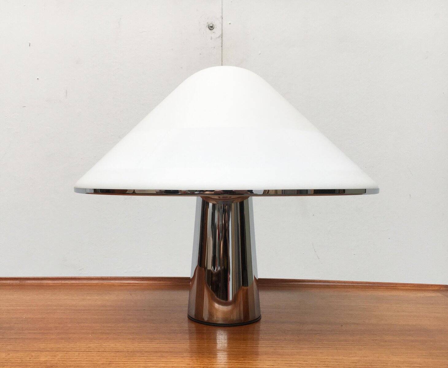 Elpis 4035 vintage Italian table lamp by Guzzini