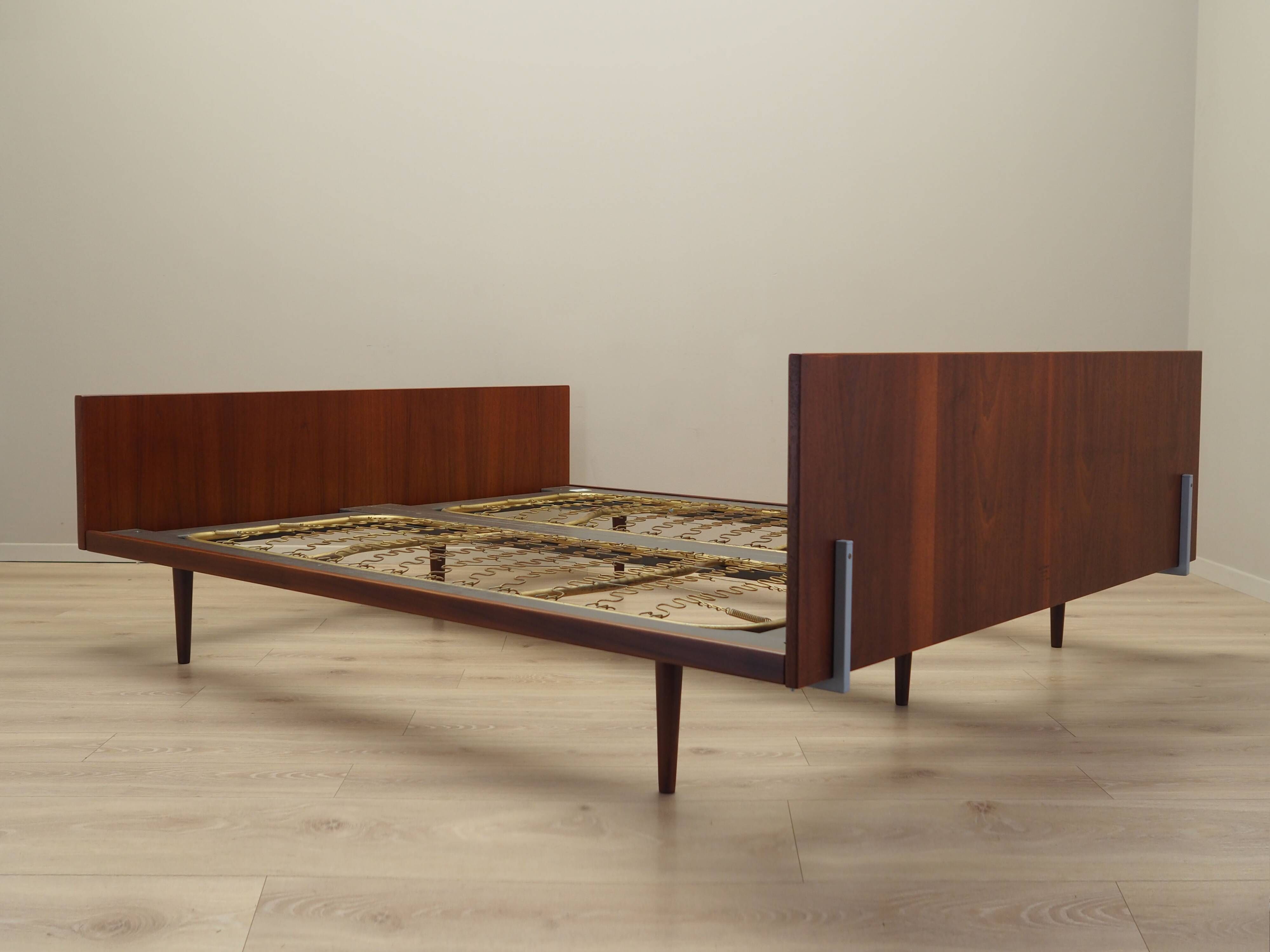 Lit en teck, design danois, années 1960, designer : Hans J. Wegner, fabricant : Getama