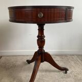 Table d’appoint ancienne sur roulettes en acajou et cuir