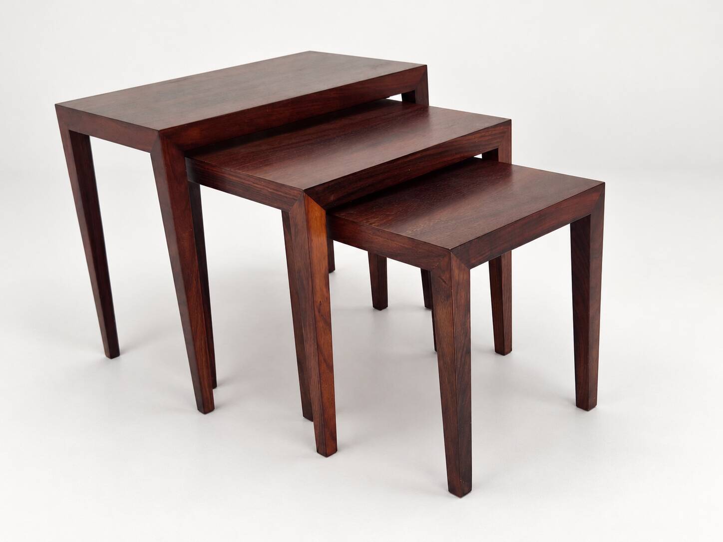 Tables gigognes en palissandre par Severin Hansen, Haslev Møbelsnedker Danemark années 60.