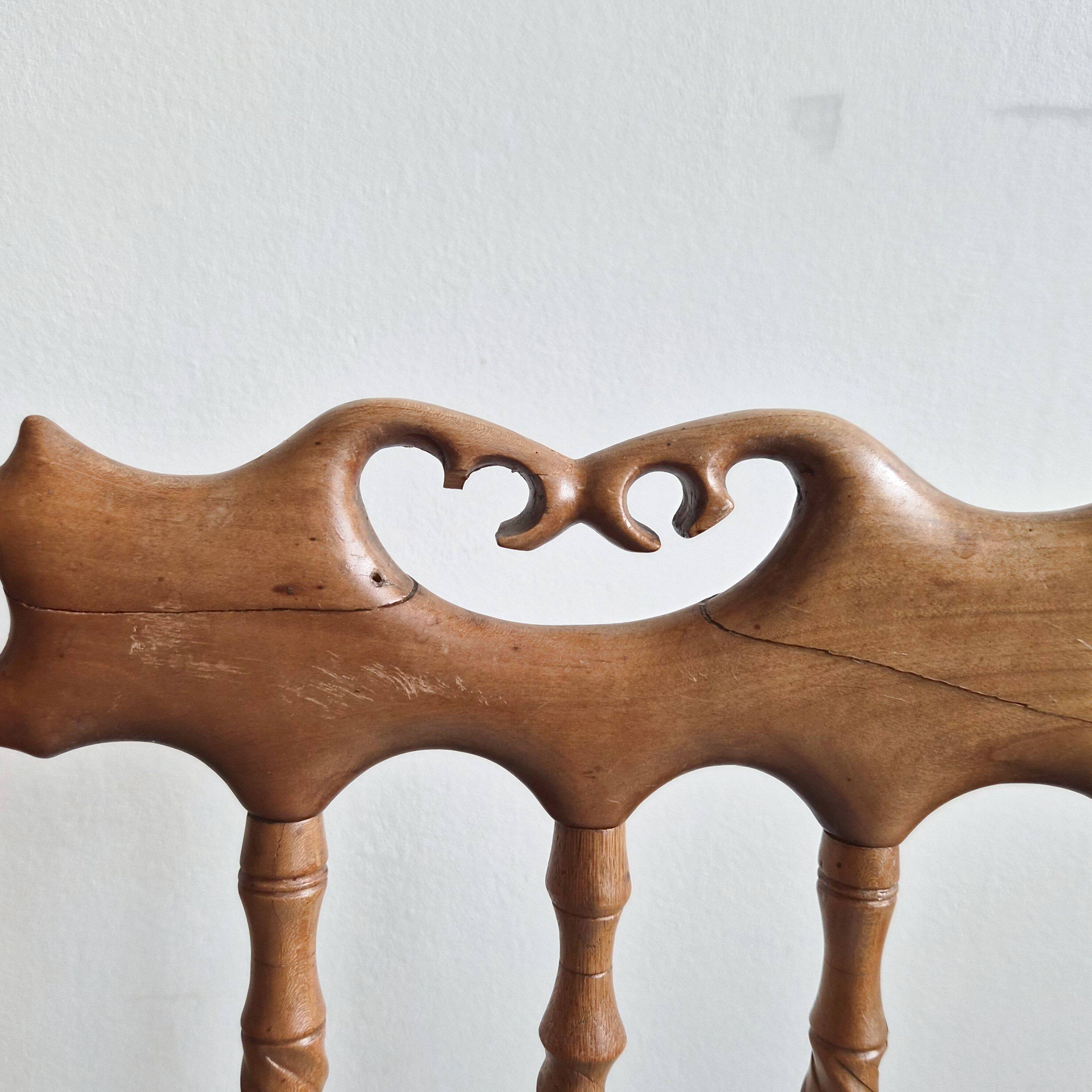 Chaise vintage en bois sculpté