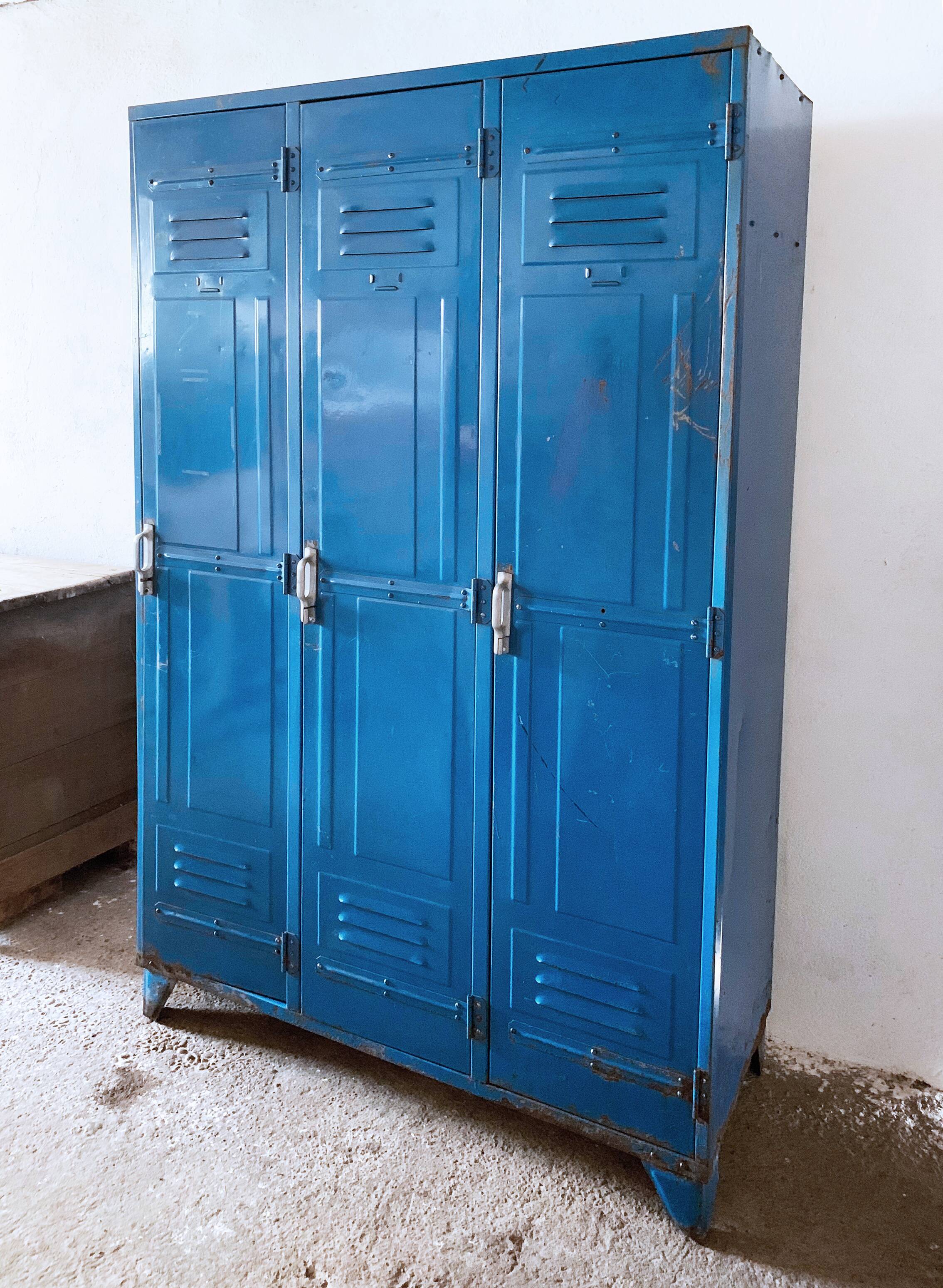 Industrial metal cloakroom