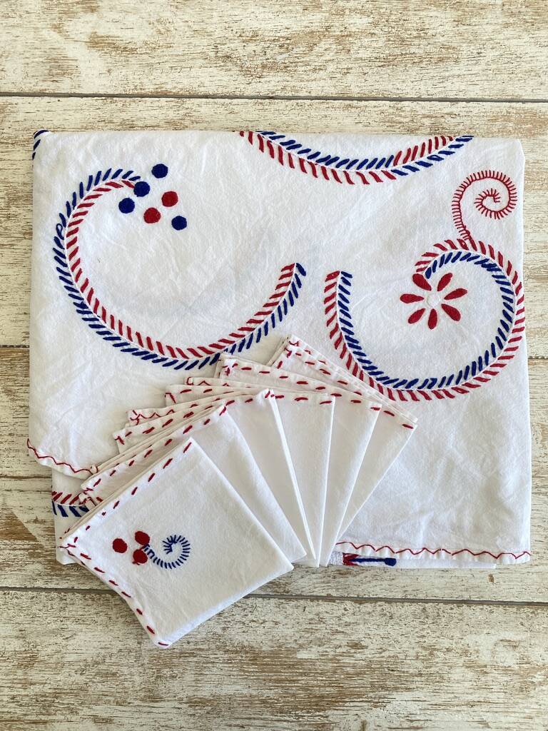 Hand embroidered round tablecloth and its 6 napkins - arabesque decoration - Cotton - diam. 130 cm