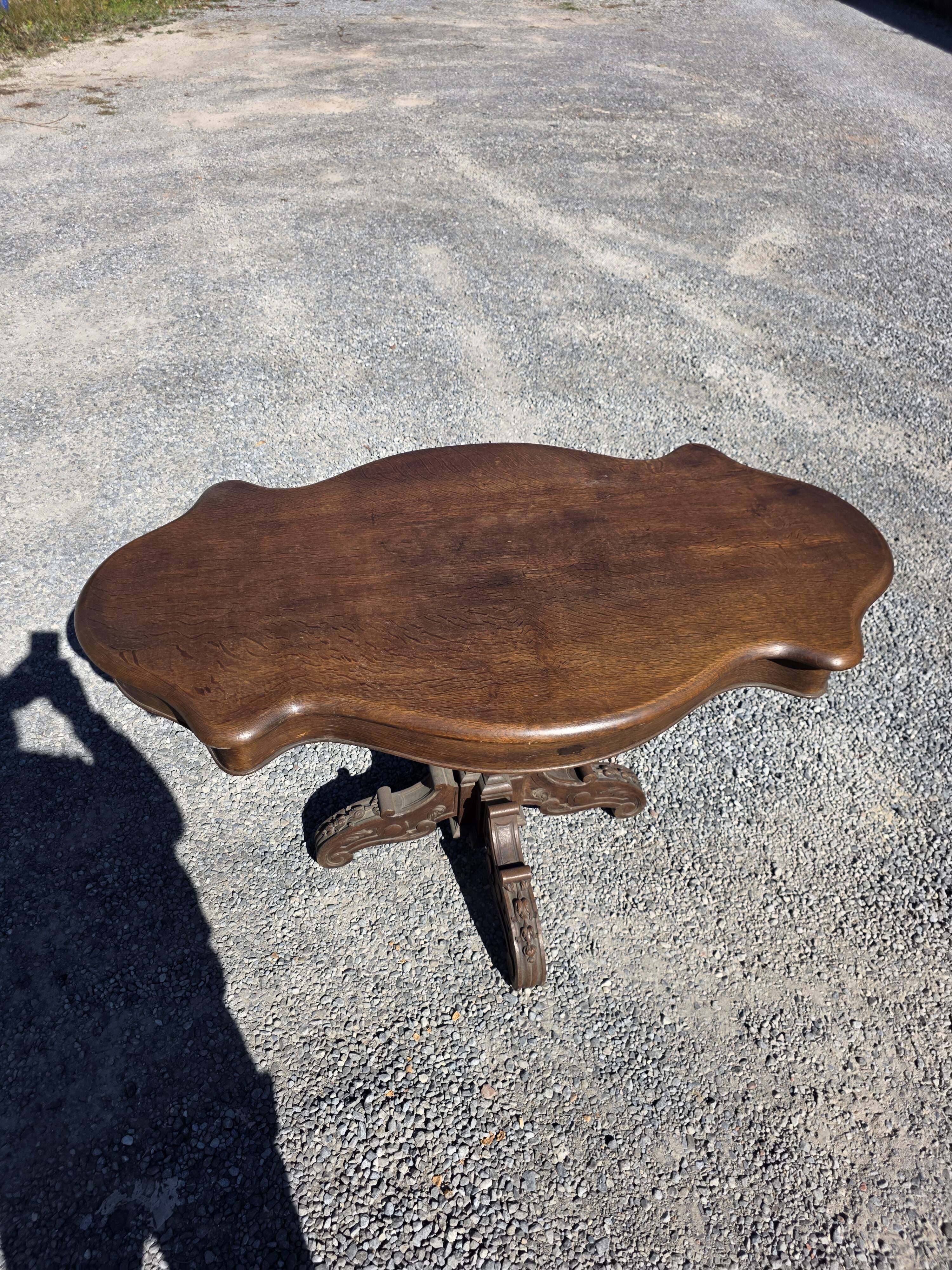 Antique round table in solid oak