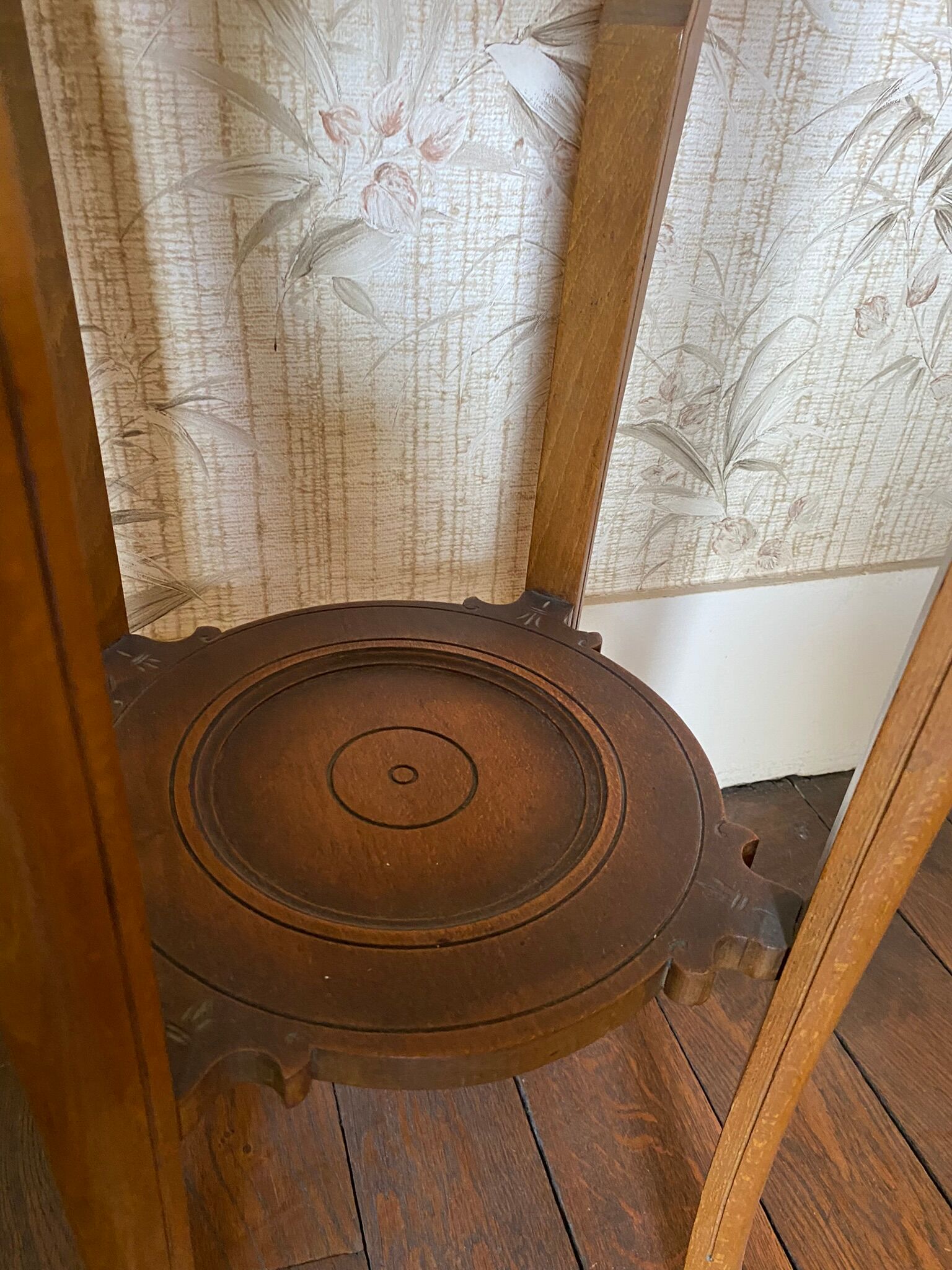 Fifth wheel / Carved wooden plant door with double top - brown marble around 1900