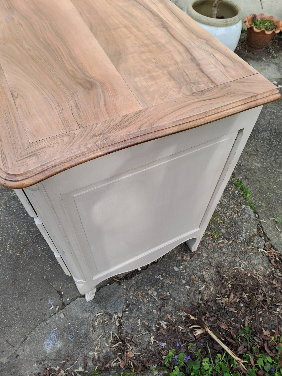 Commode de style louis xv  peinte