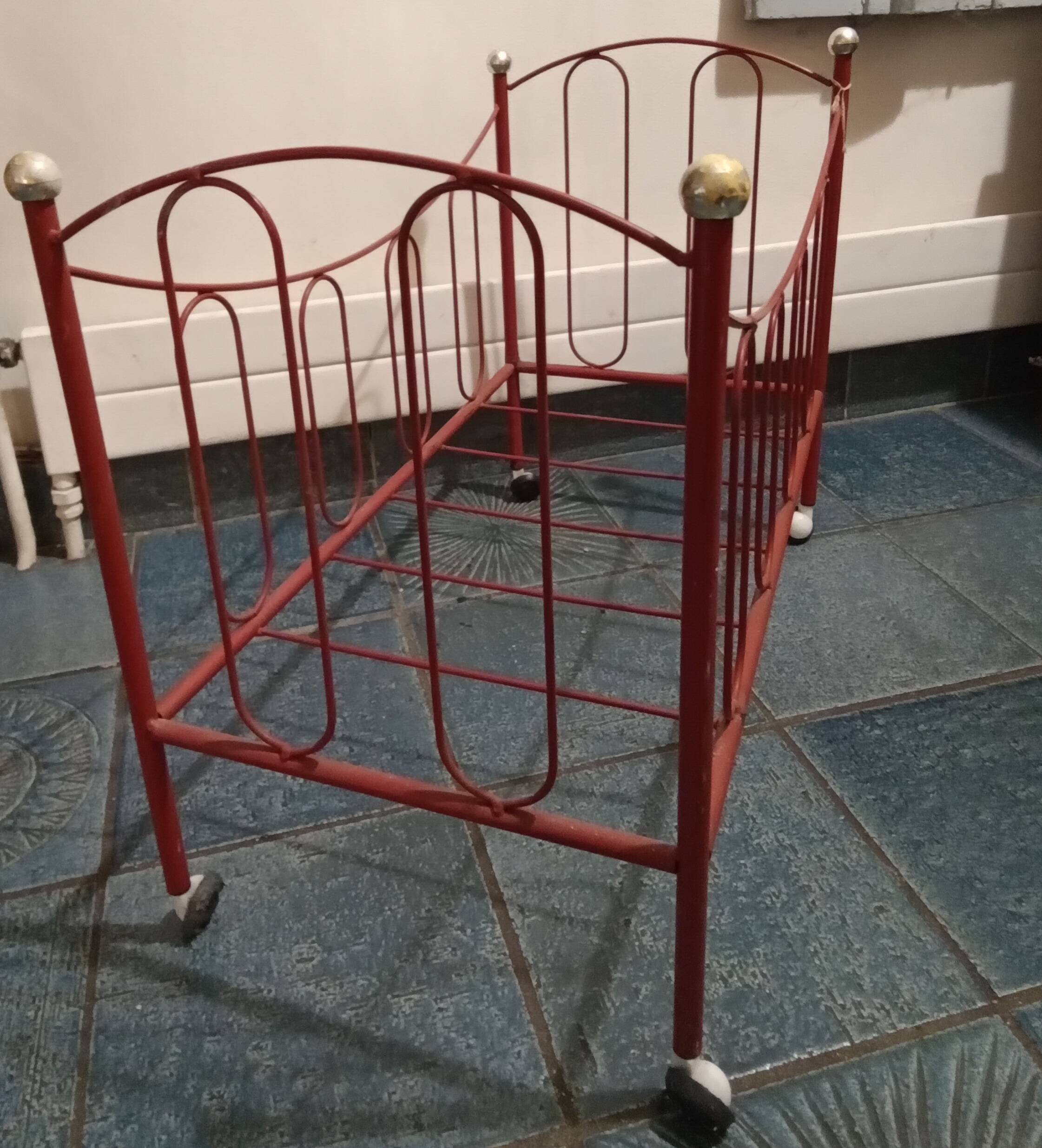 Large vintage dolls bed (80s)