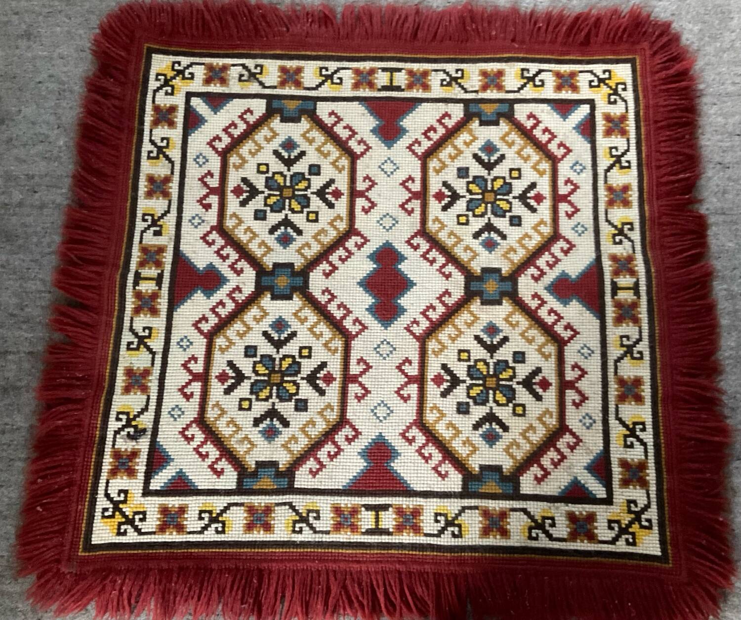 Tapis vintage en laine et frange