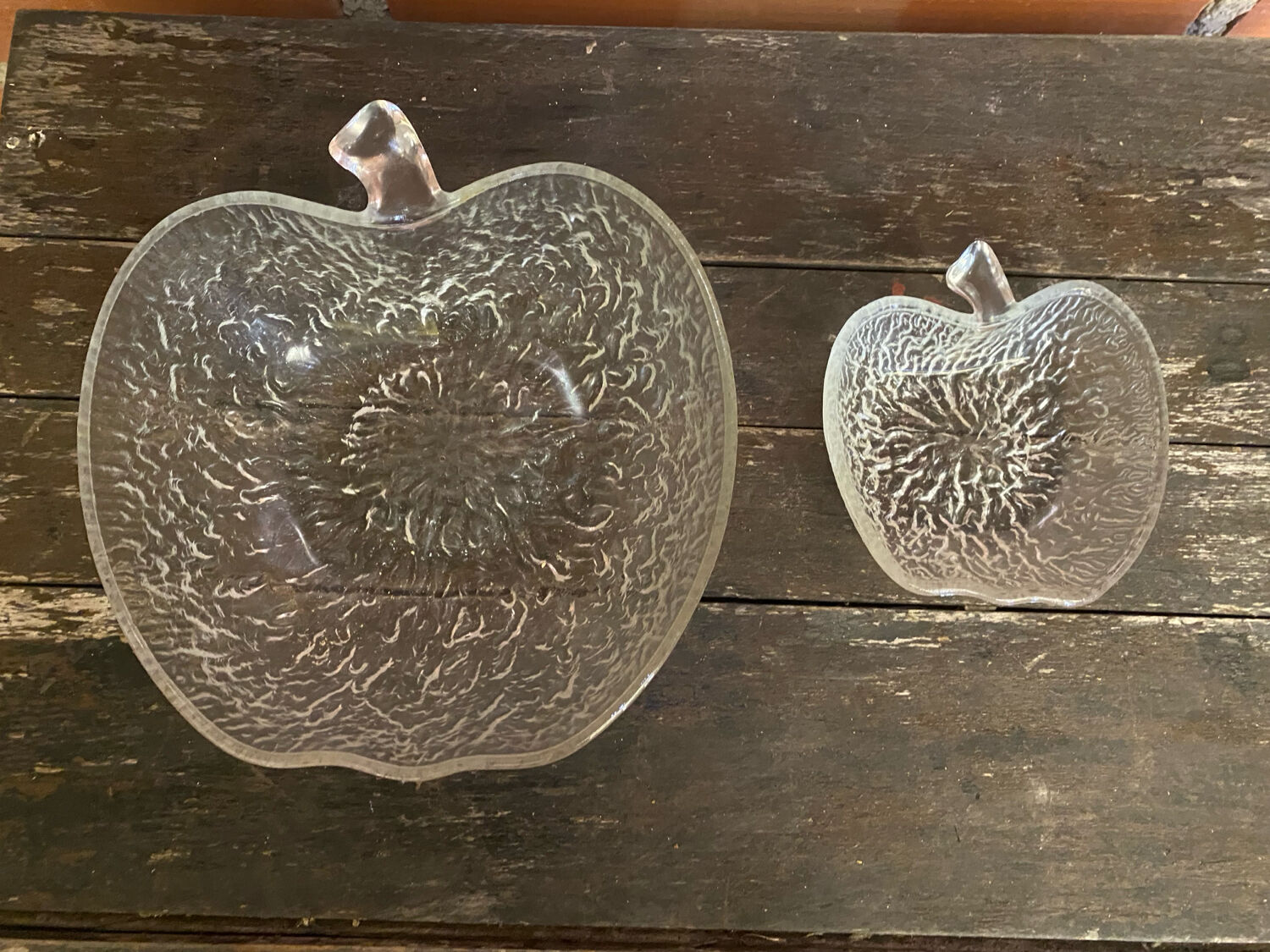 Salad bowl + 4 vintage moulded glass bowls in apple shape #D457