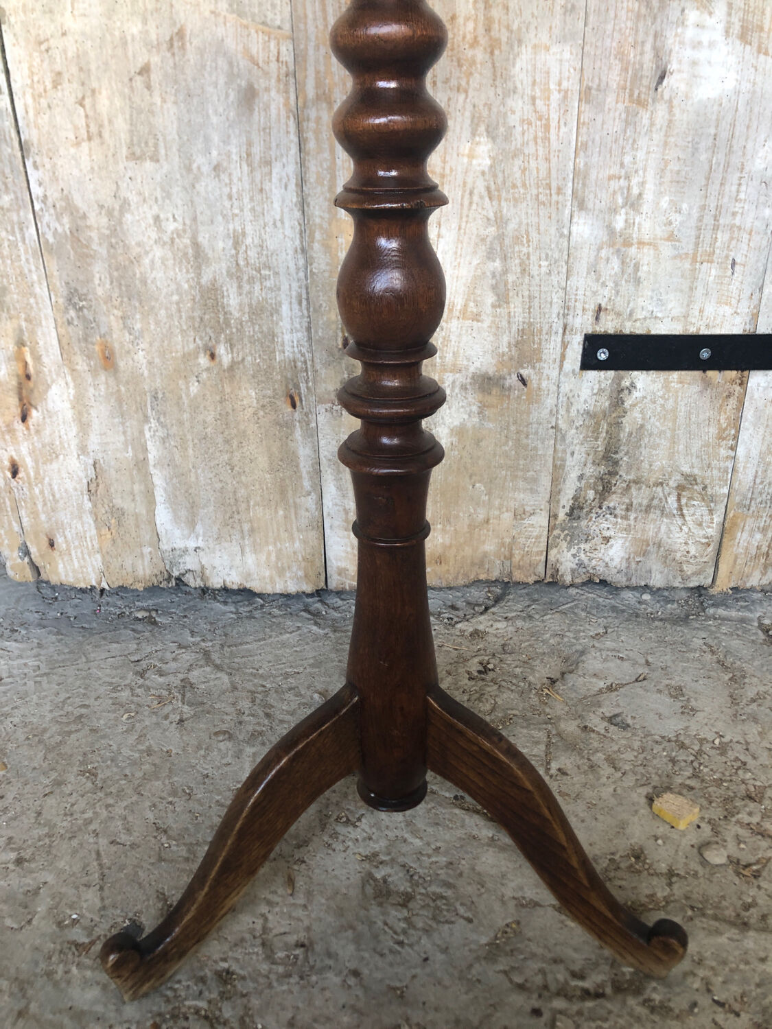 Fifth Door Pot Pot Tripod Wood turned Vintage