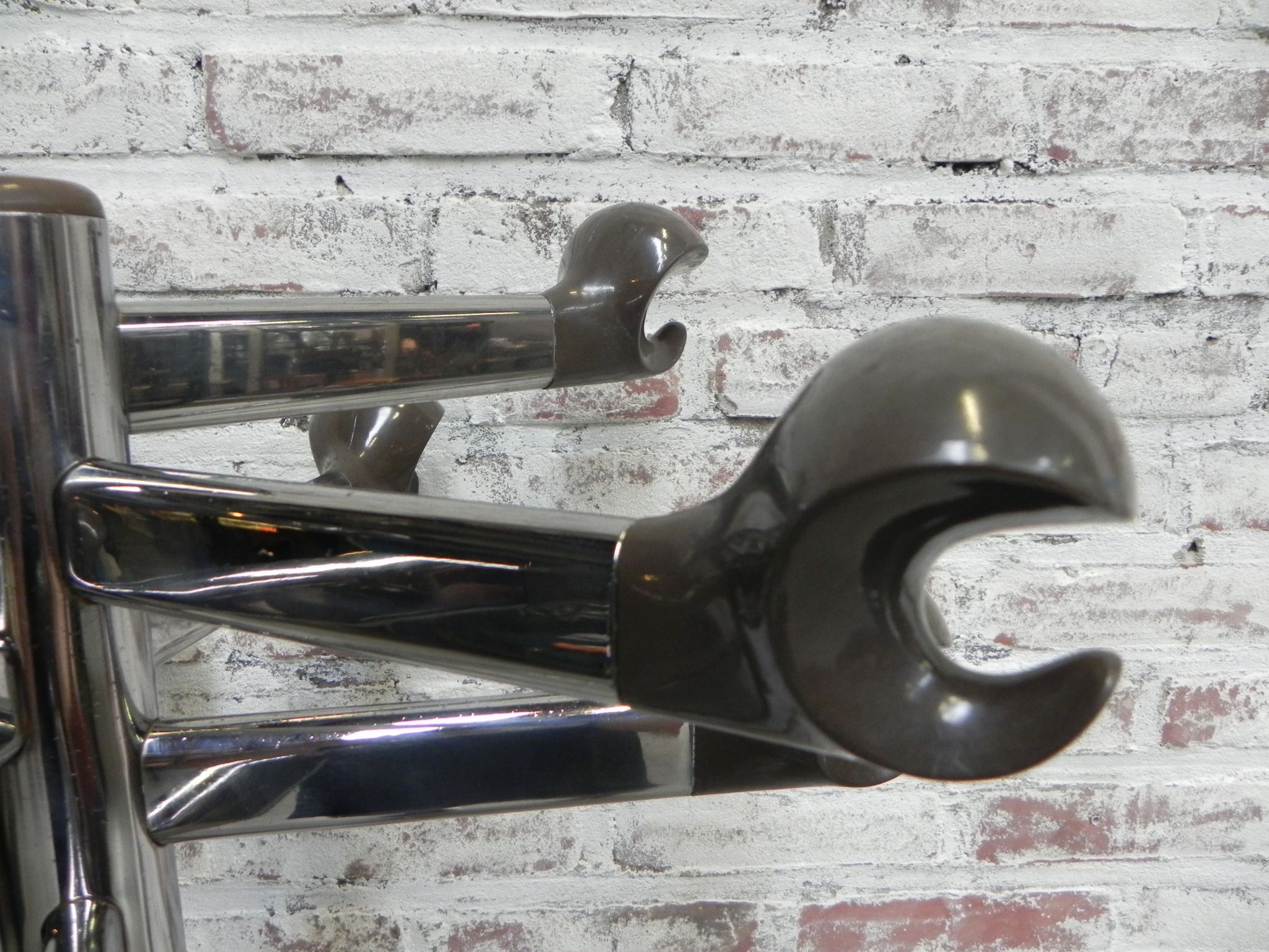 Porte-manteau debout de chrome de chrome de cru