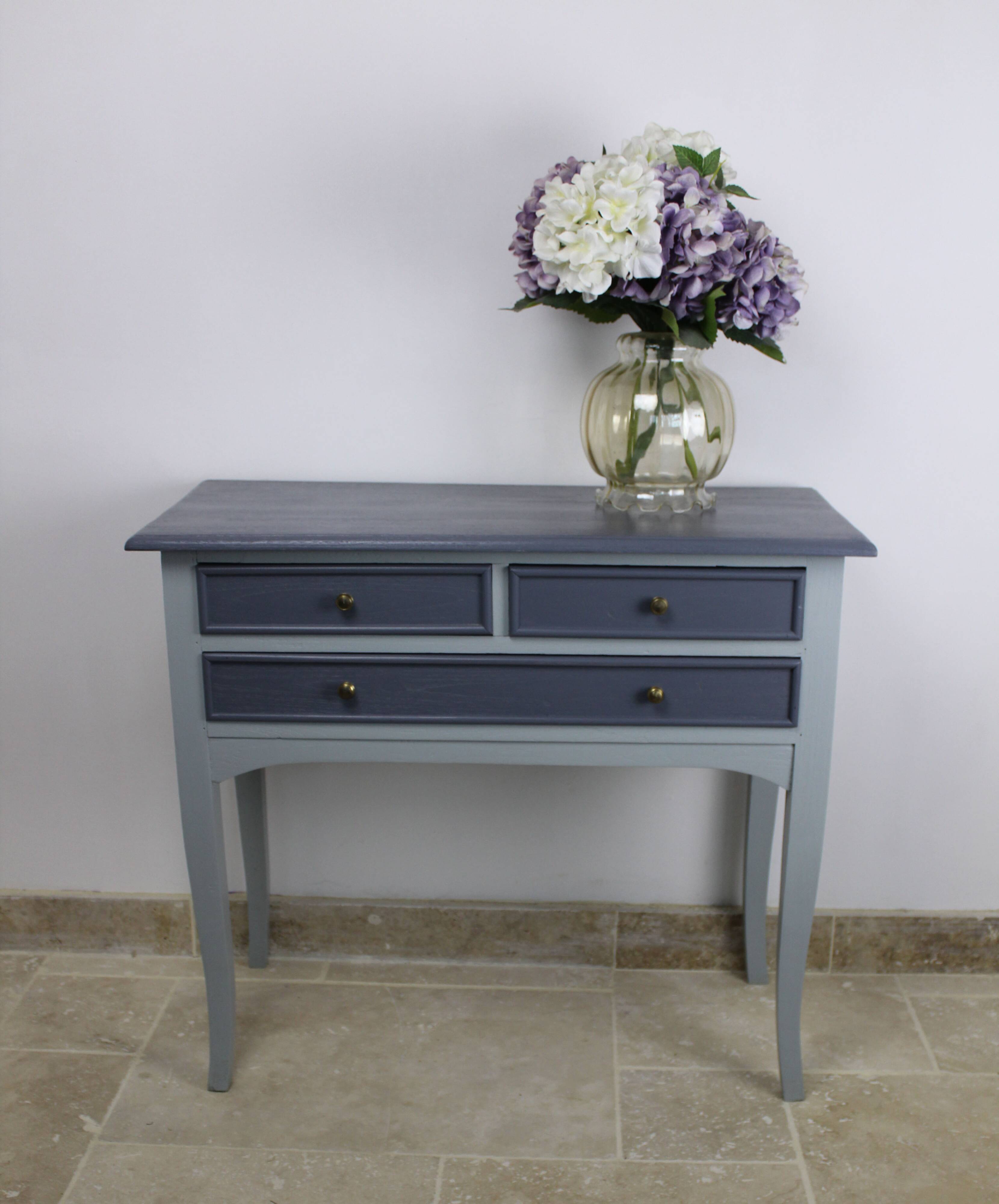 Small console table – ideal at the end of a sofa.