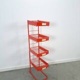 Rood metalen winkelvitrine winkelrek met manden vintage