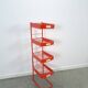 Rood metalen winkelvitrine winkelrek met manden vintage